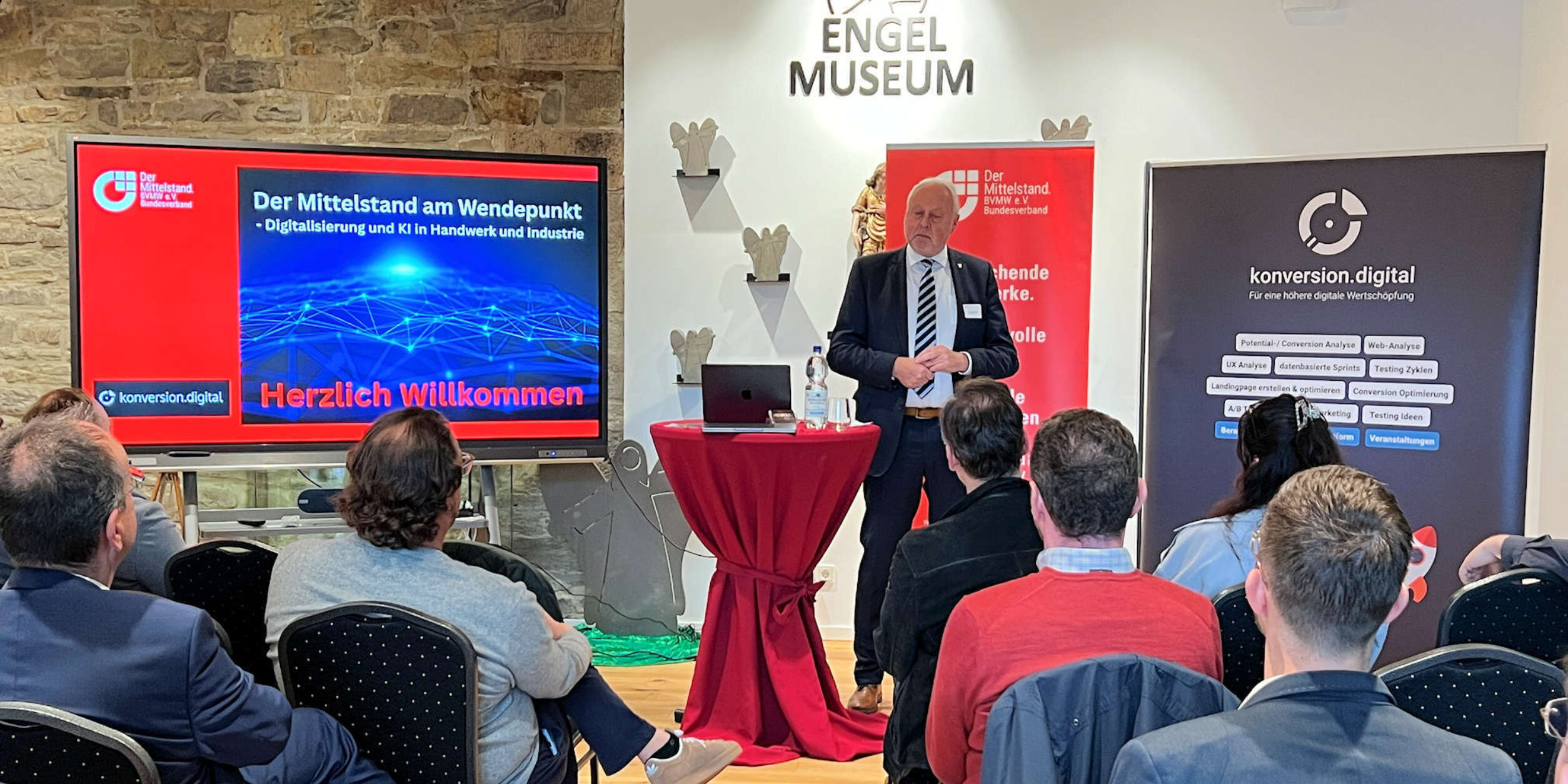 Der Engelskirchener Bürgermeister Dr. Karthaus begrüßt die Teilnehmer