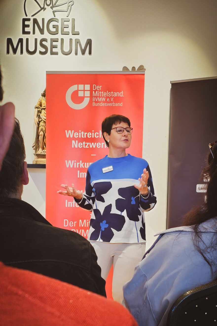 Barbara Herbst moderiert die Veranstaltung