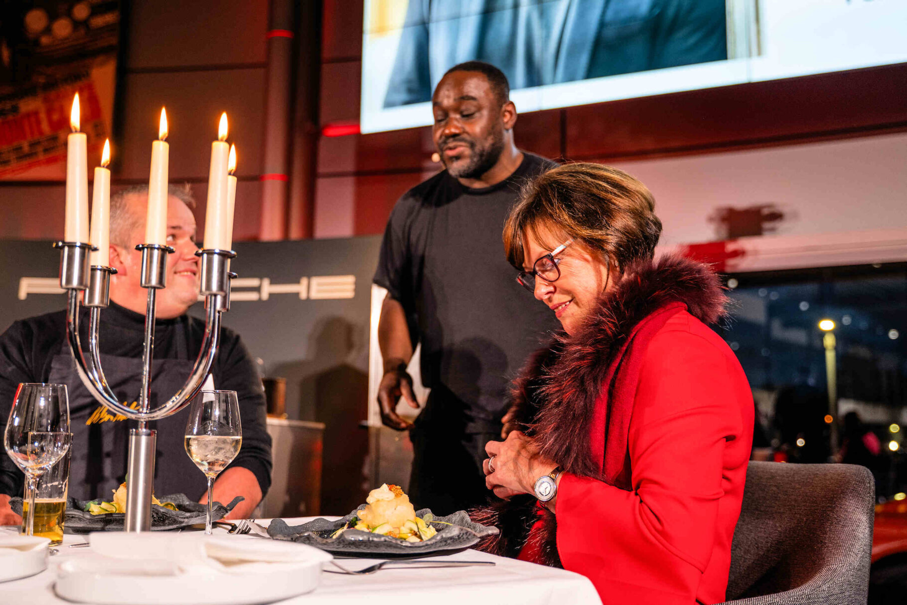 Nelson Müller hat Dagmar Mayer und einem Gast das Essen gebracht