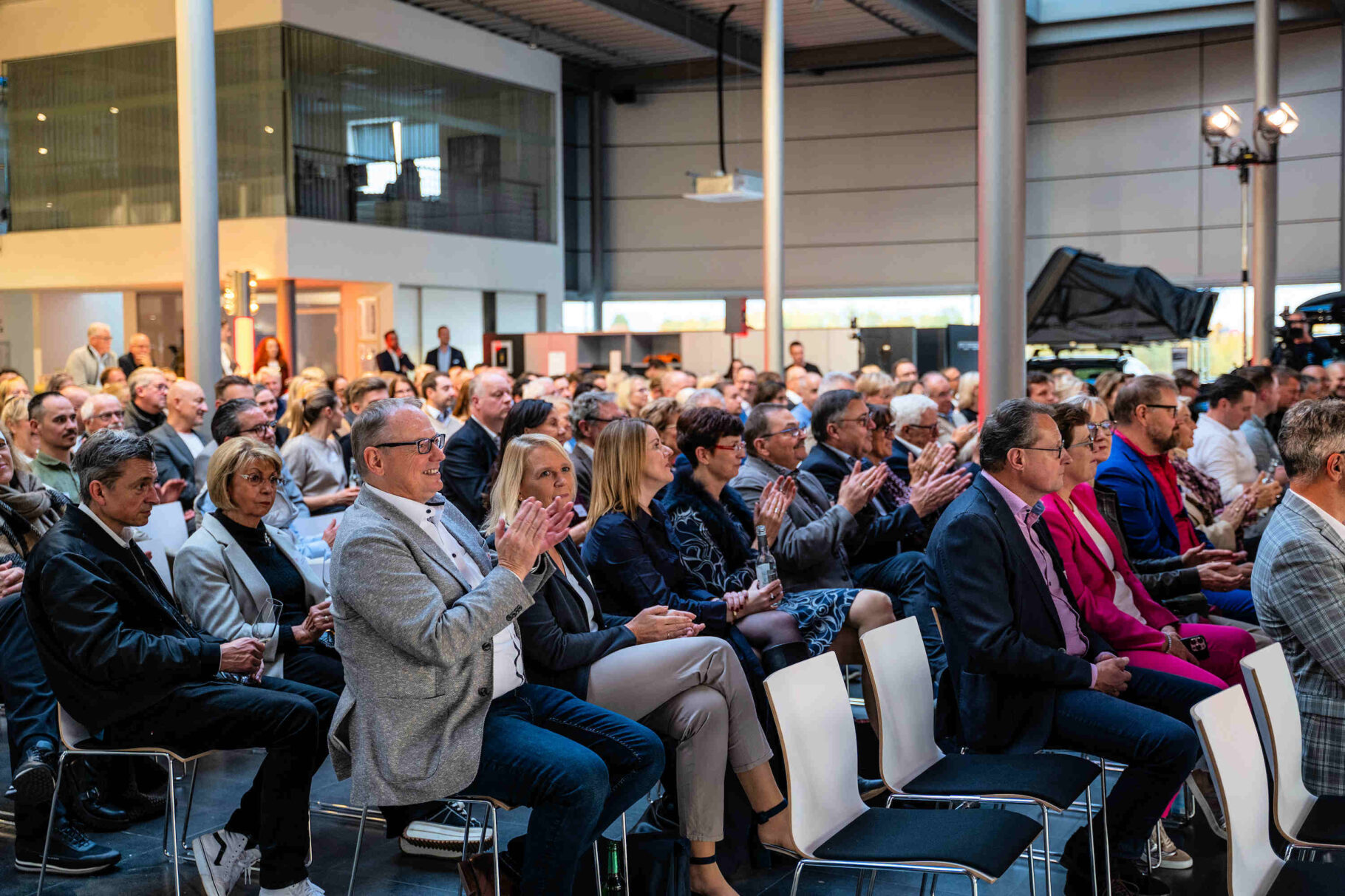 Zuschauer auf ihren Stühlen im Porsche Zentrum