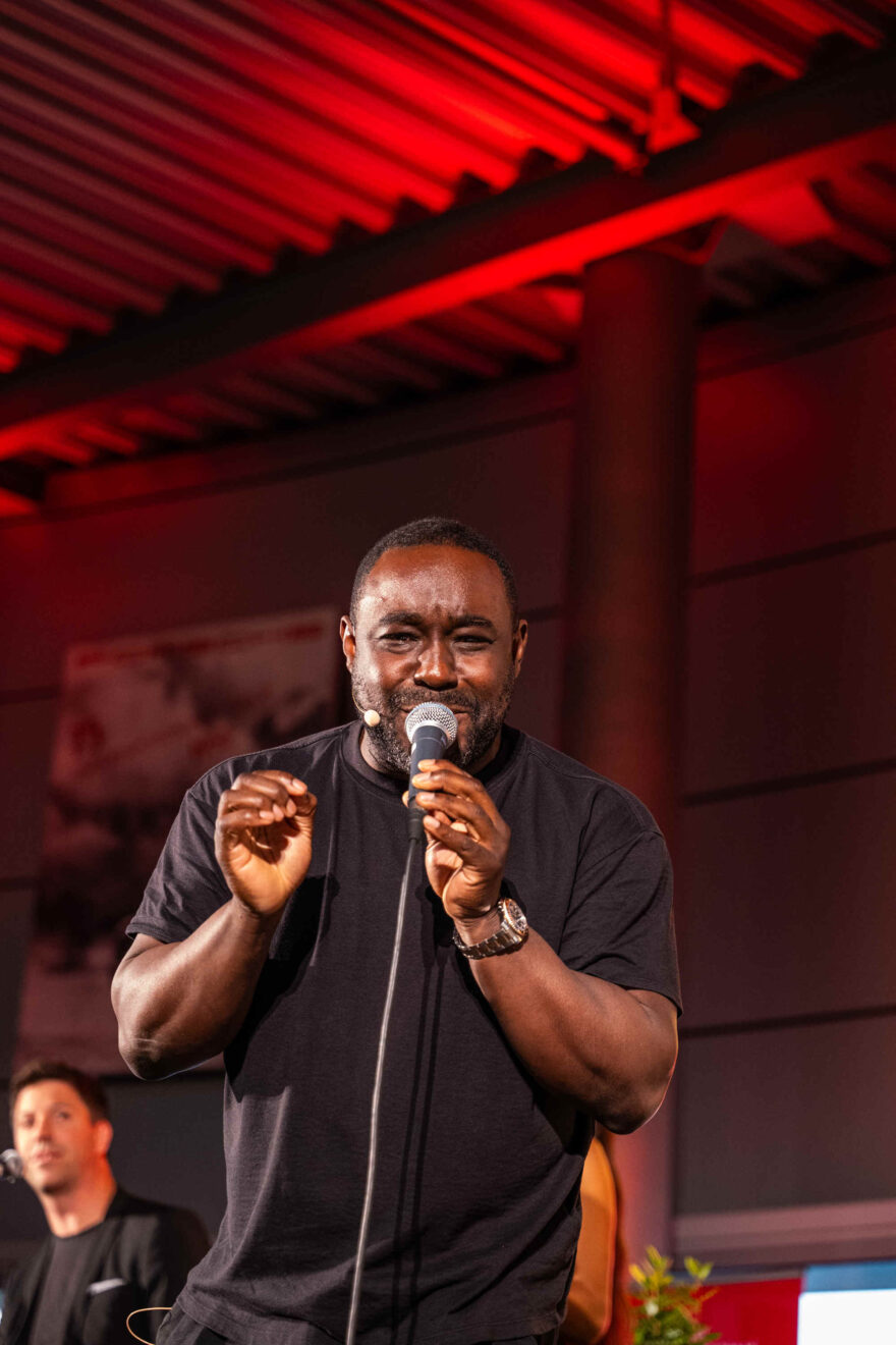 Nelson Müller singt