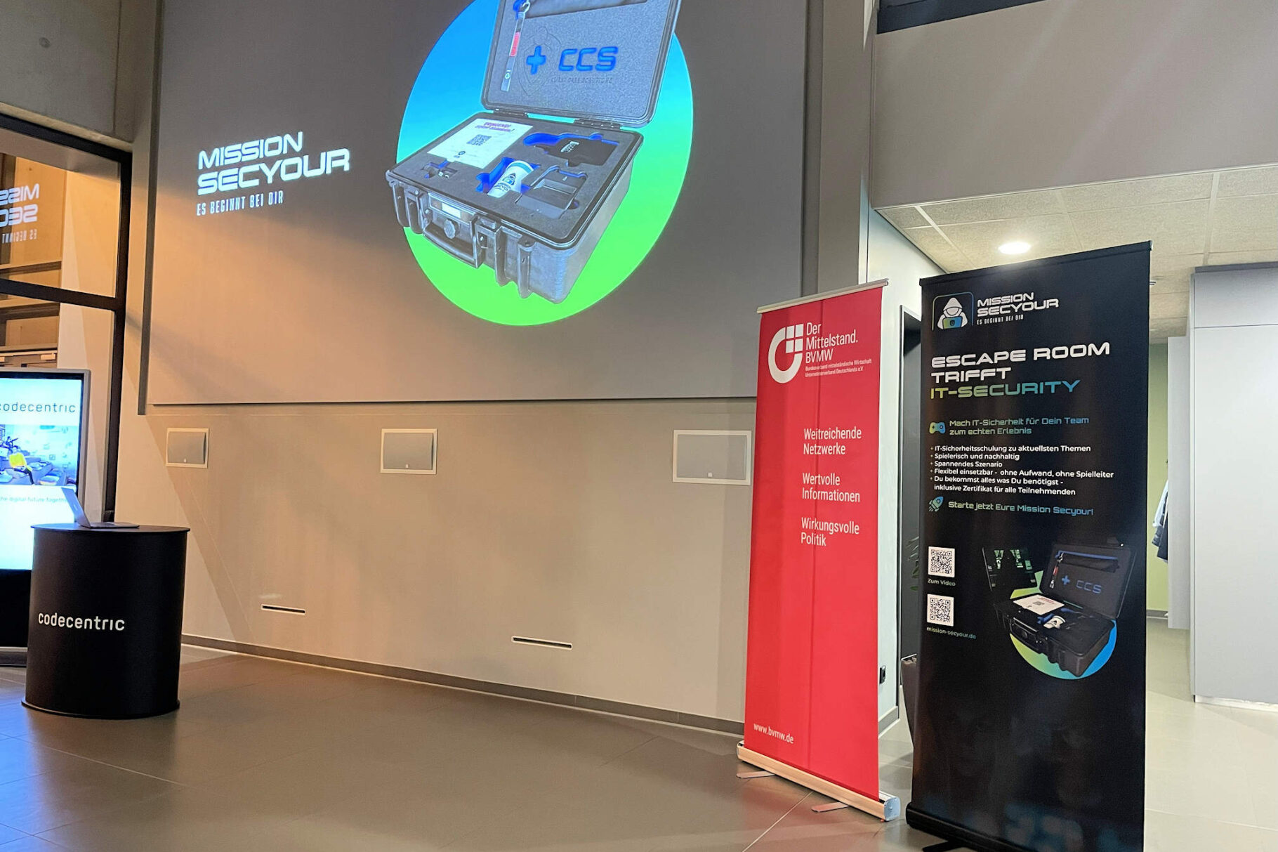 Leinwand mit Titelfoto und Displays