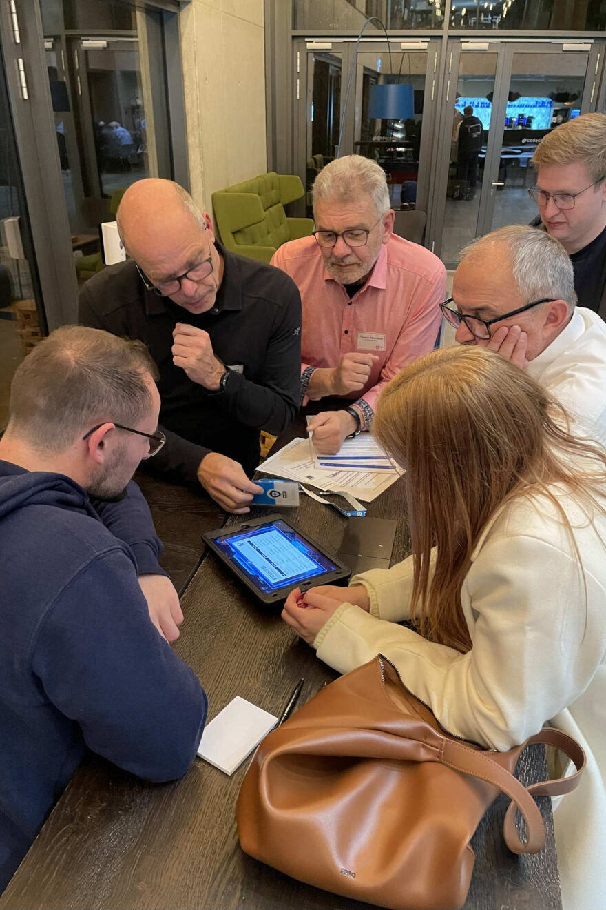 Teilnehmer stehen im Kreis und diskutieren