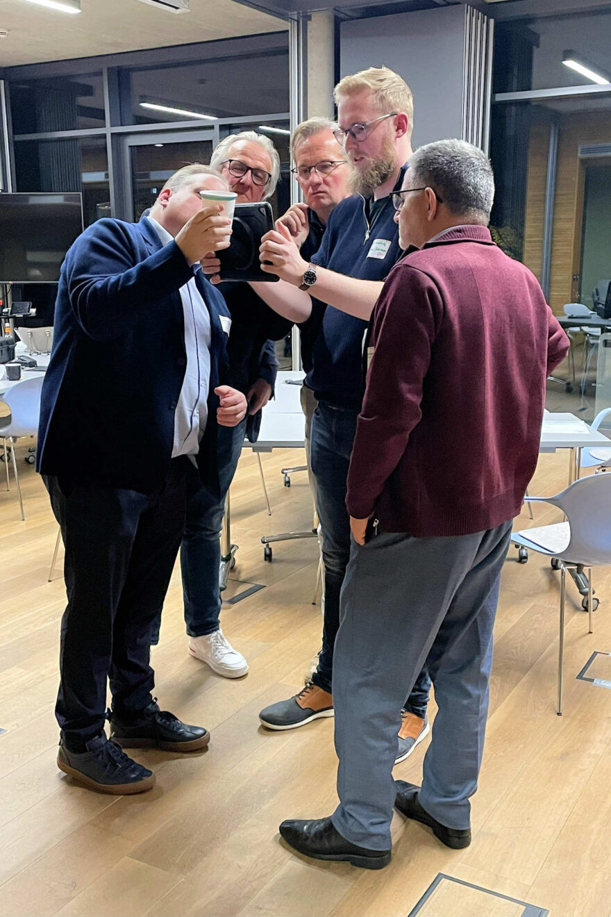 Teilnehmer stehen im Kreis und diskutieren