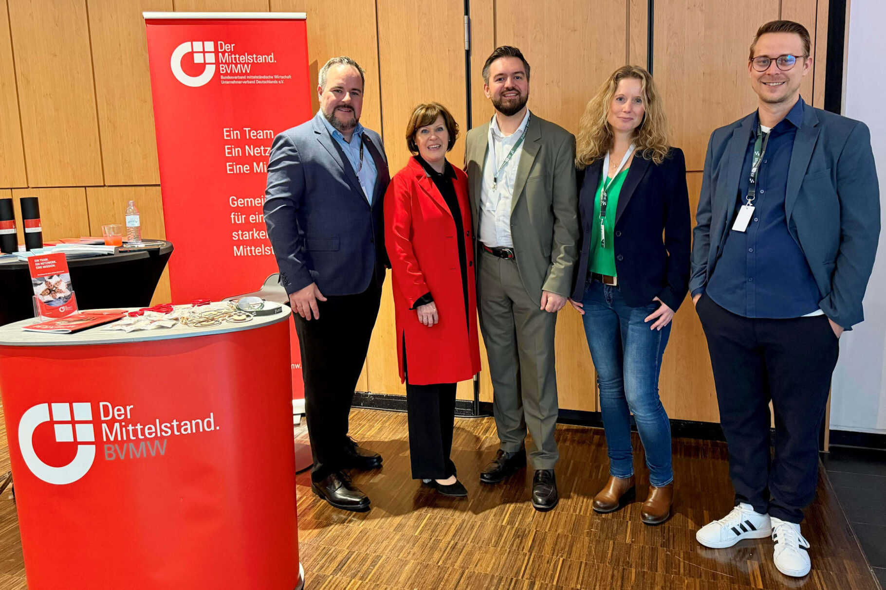 Der Messestand des BVMW mit Personen