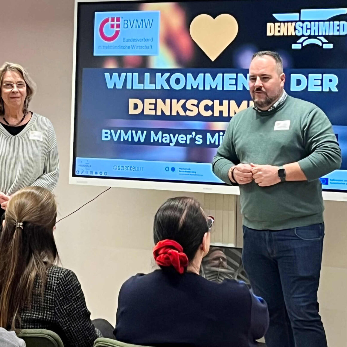 Julian Mayer mit Referenten bei der Begrüßung