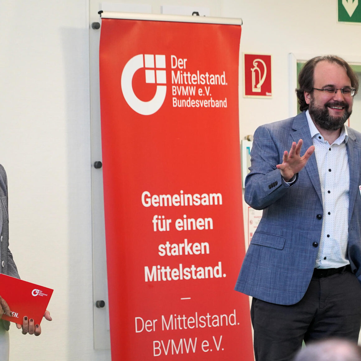 Toni Müller und Barbara Herbst in der Diskussion nach Vortrag