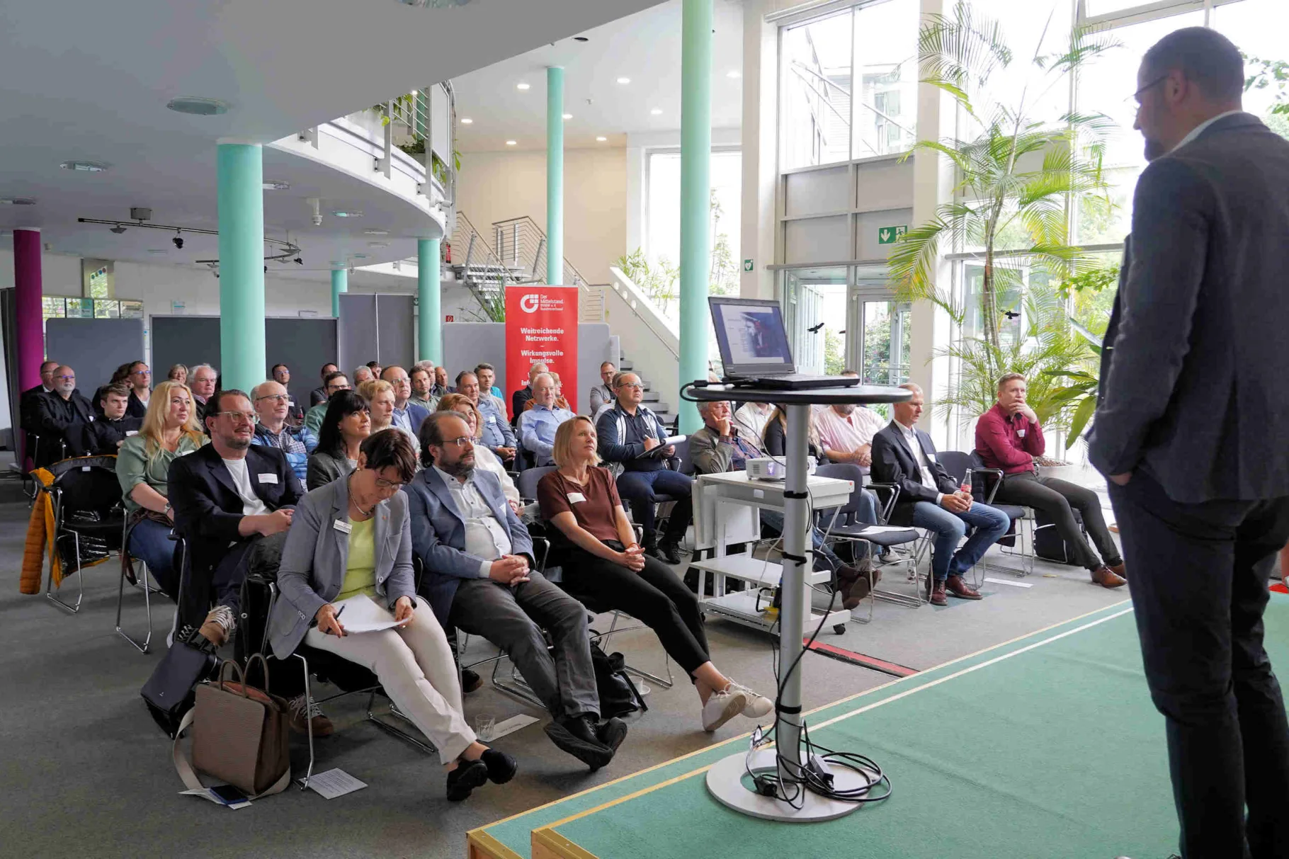 Referent schaut auf das Plenum