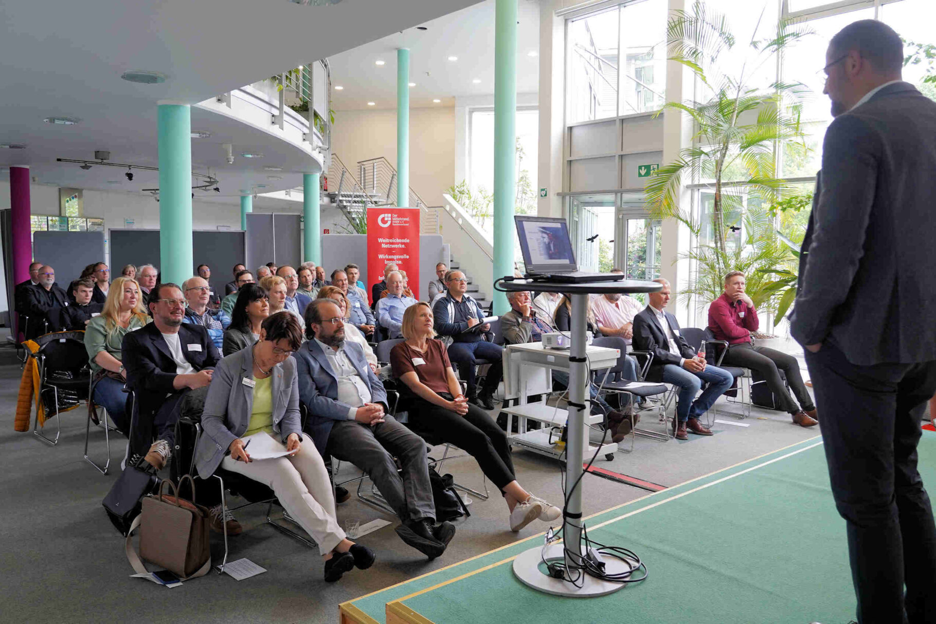Referent schaut auf das Plenum