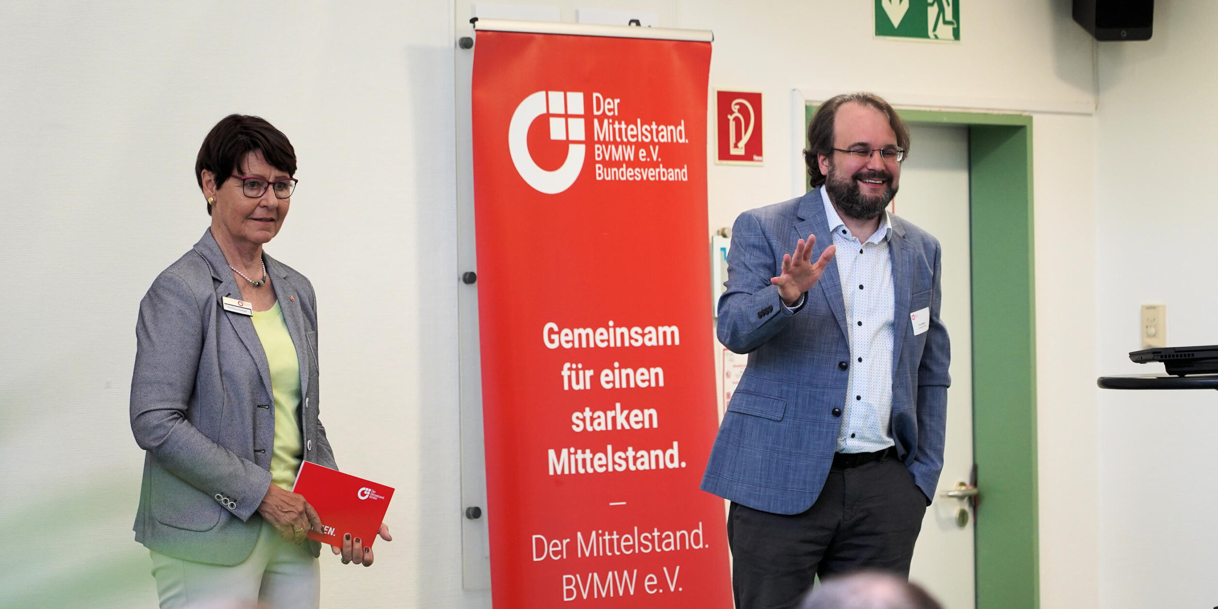 Toni Müller und Barbara Herbst in der Diskussion nach Vortrag