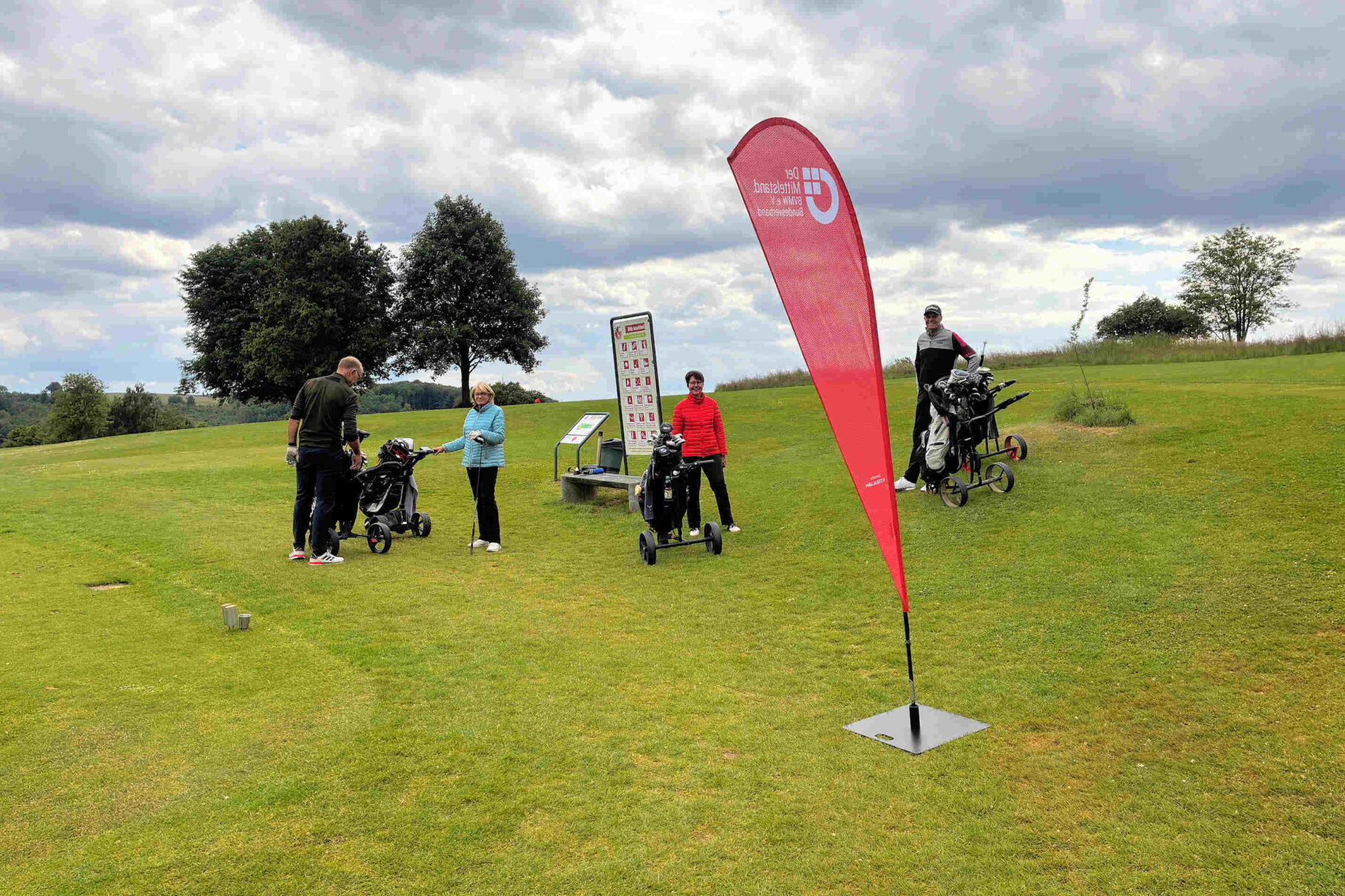 Abschlag 1 mit Starterin und einem Golf-Flight