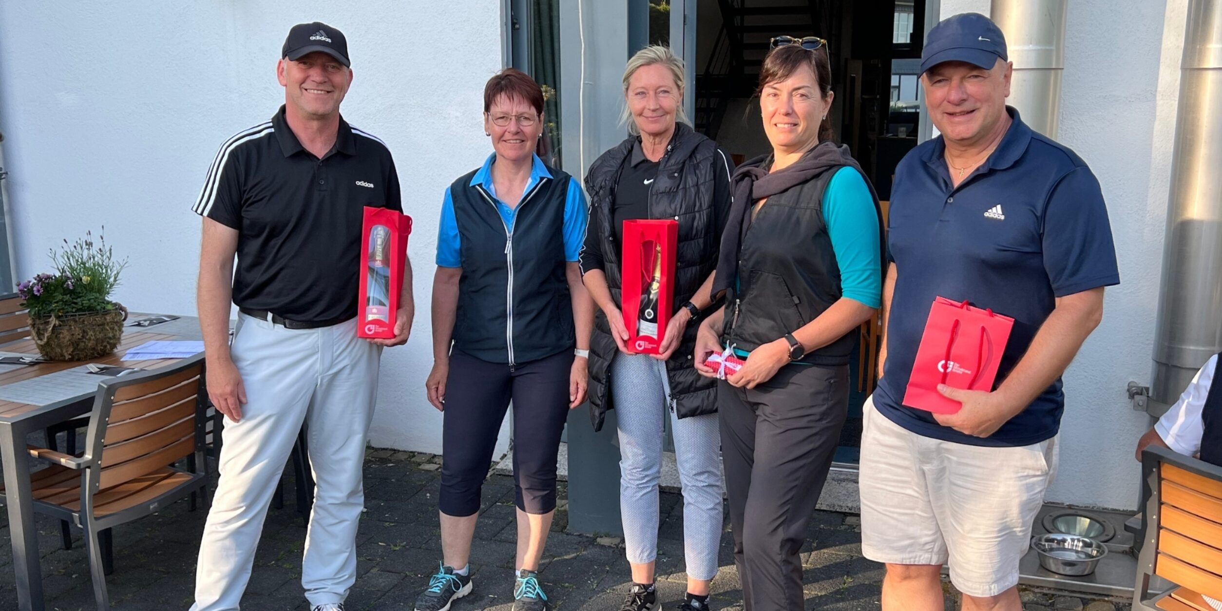 Gruppenbild der Sieger des Golf Turniers