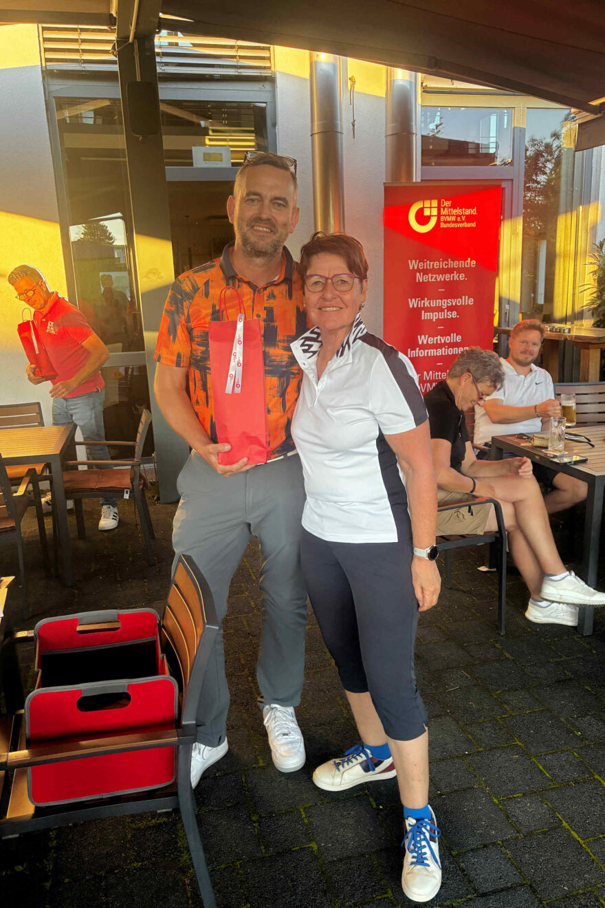 Barbara Herbst bedankt sich beiTiemo Müller zum Abschied