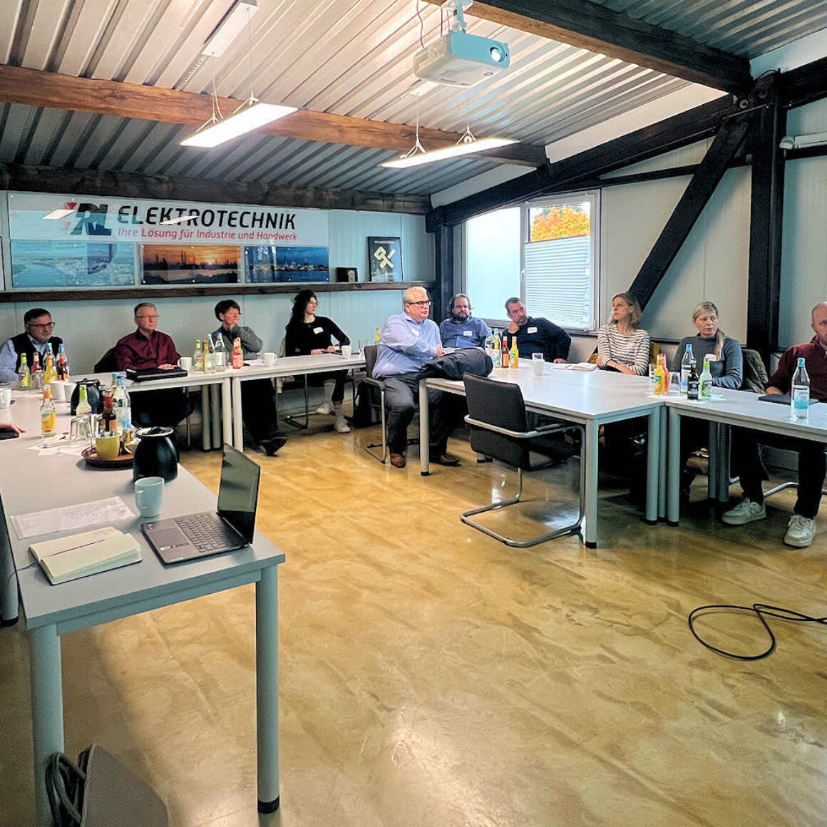 Zuhörer an den Tischen