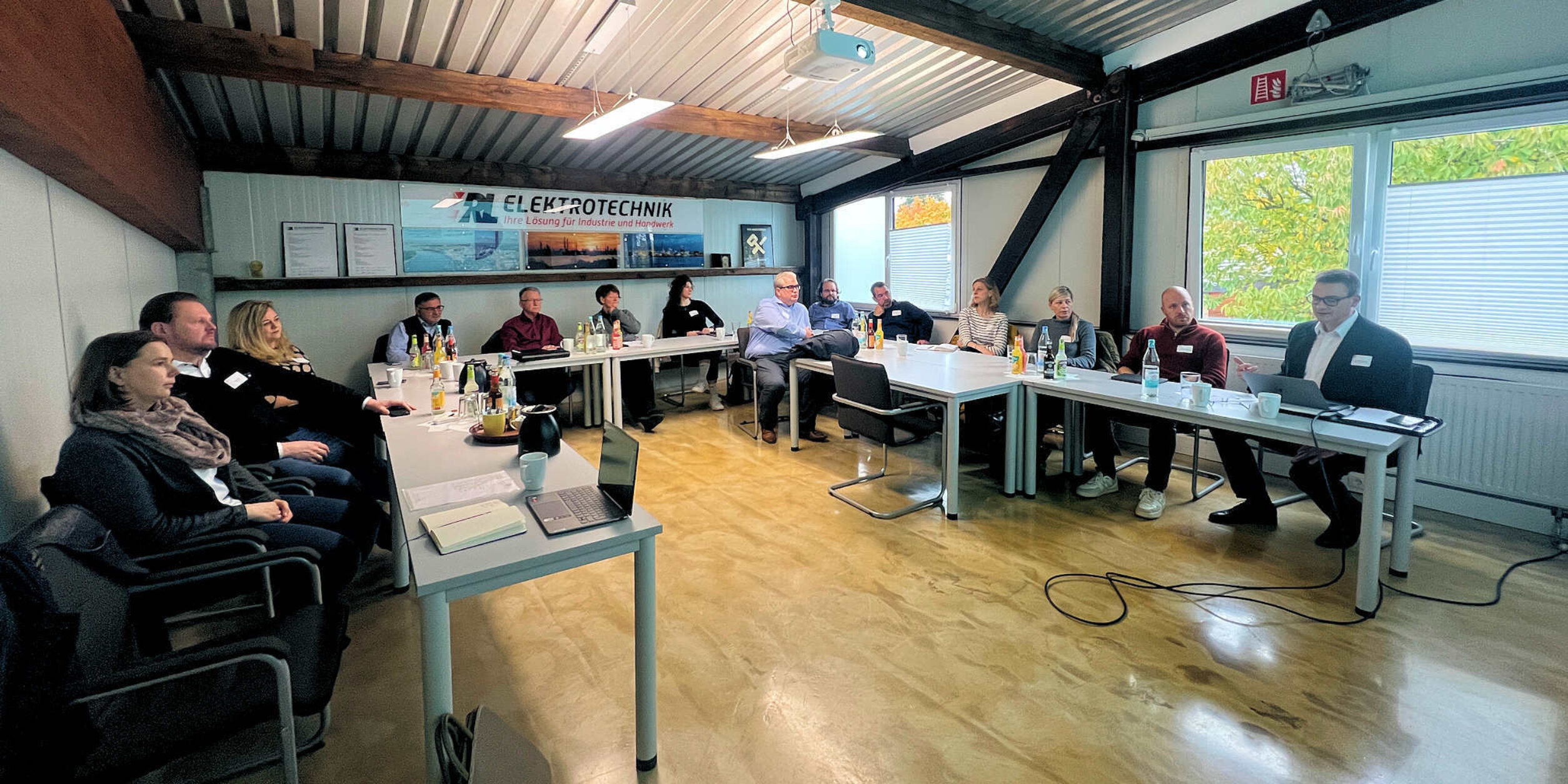 Zuhörer an den Tischen