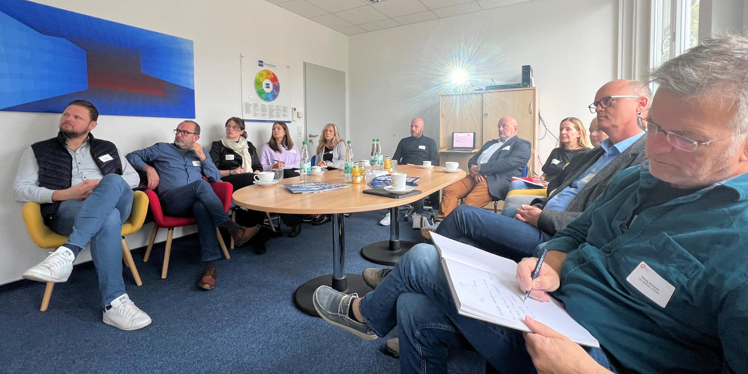 Teilnehmer hören zu