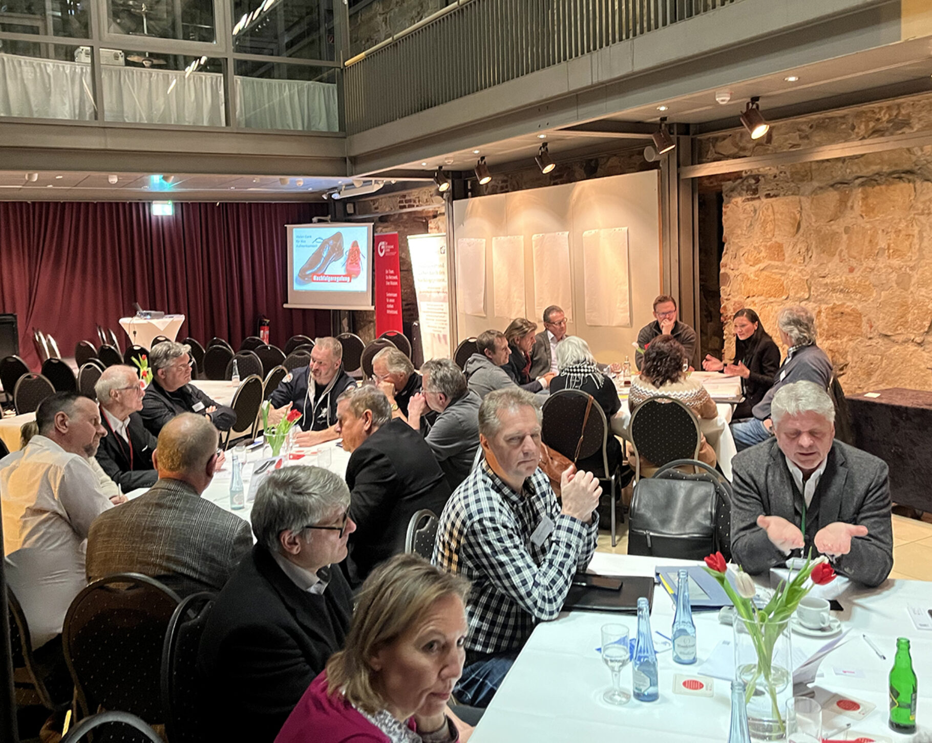 Teilnehmer diskutieren