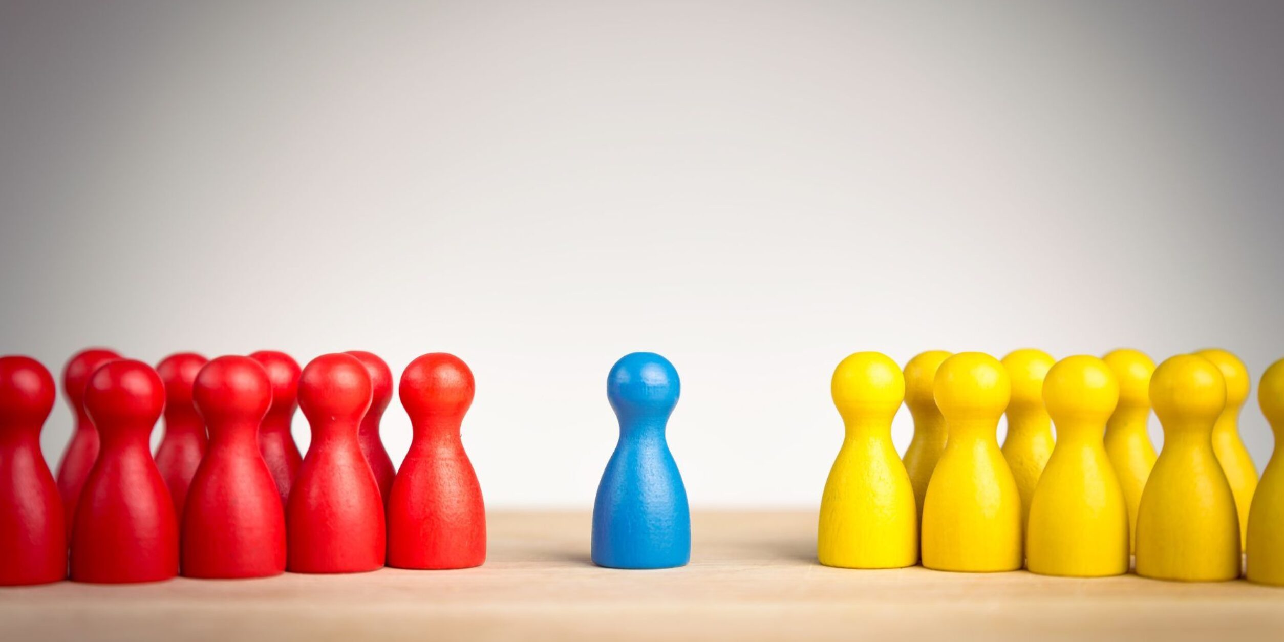 3 Parteien werden mit Mensch-ärger-dich-nicht-Spielfiguren dargestellt