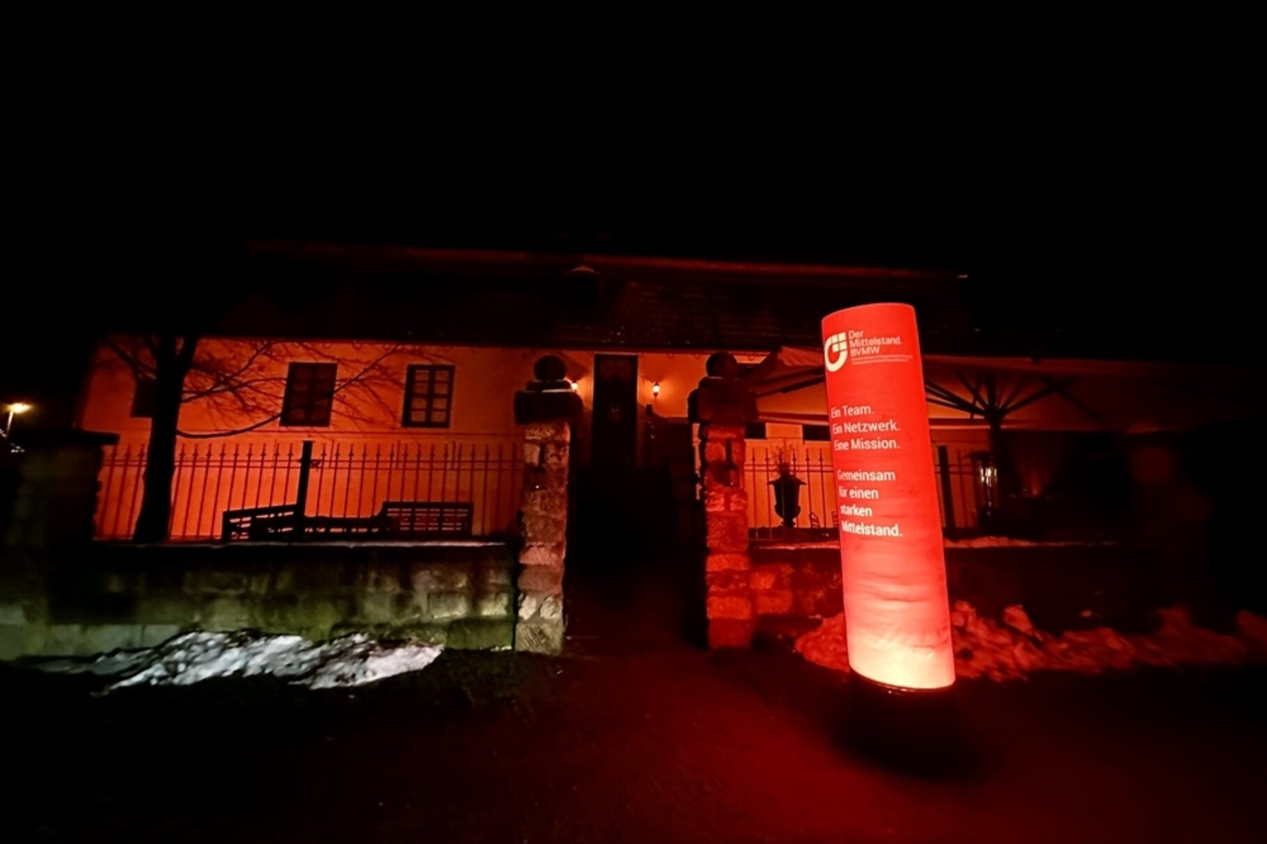 Frontansicht von Schloss Milkersdorf mit Leuchtsäule