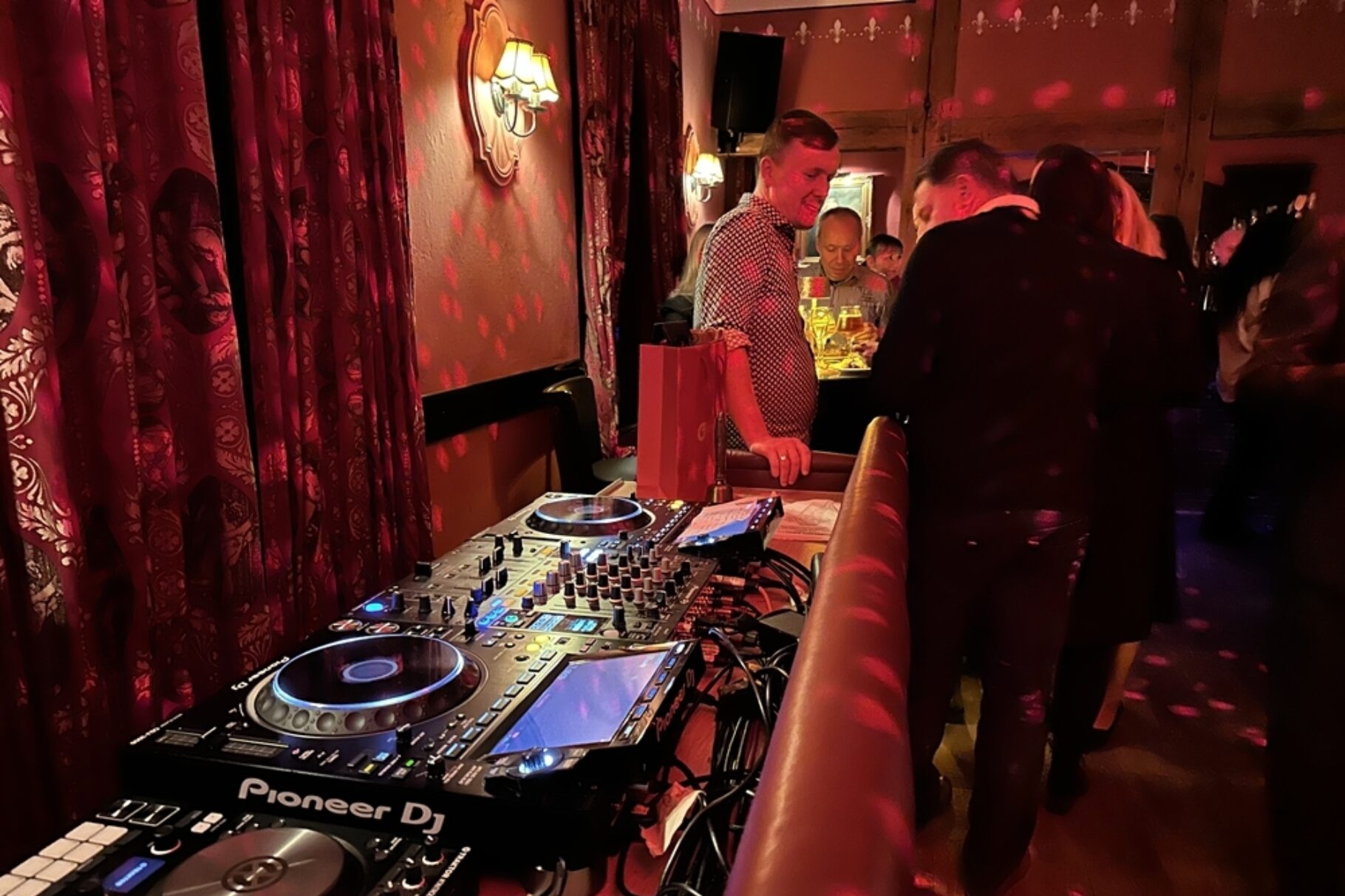 Zwei Männer schauen sich interessiert ein Mischpult an