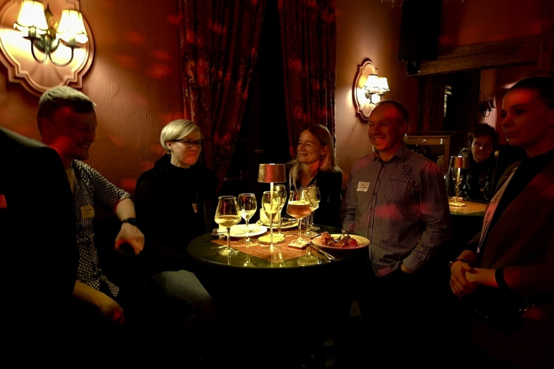 Drei Frauen und zwei Männer unterhalten sich