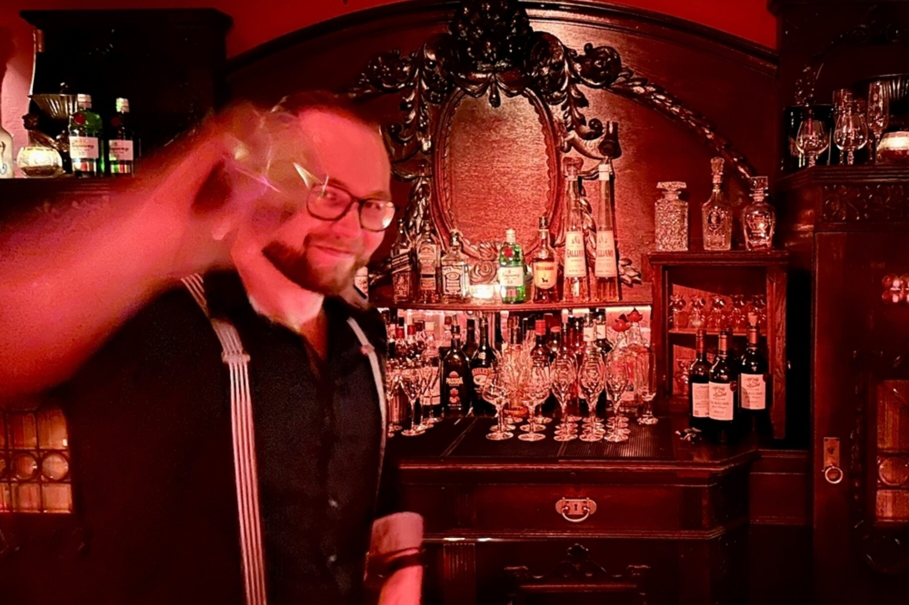 ein Barkeeper mixt ein Getränk