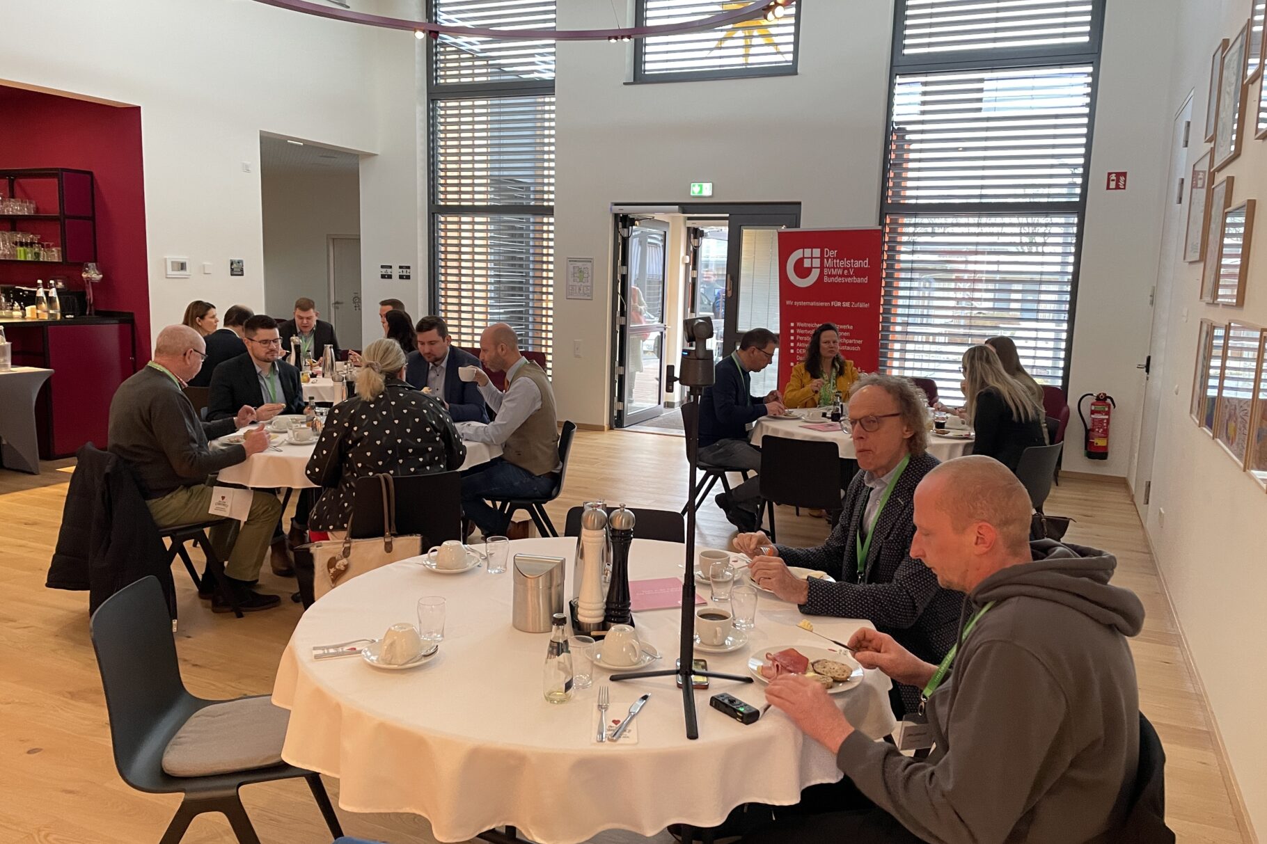 Menschen genießen ein Frühstück während eines Vortrages