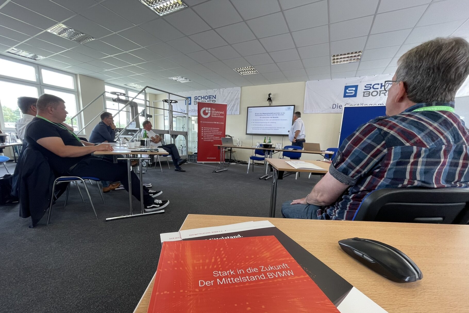 Unternehmner*innen lauschen einem Vortrag