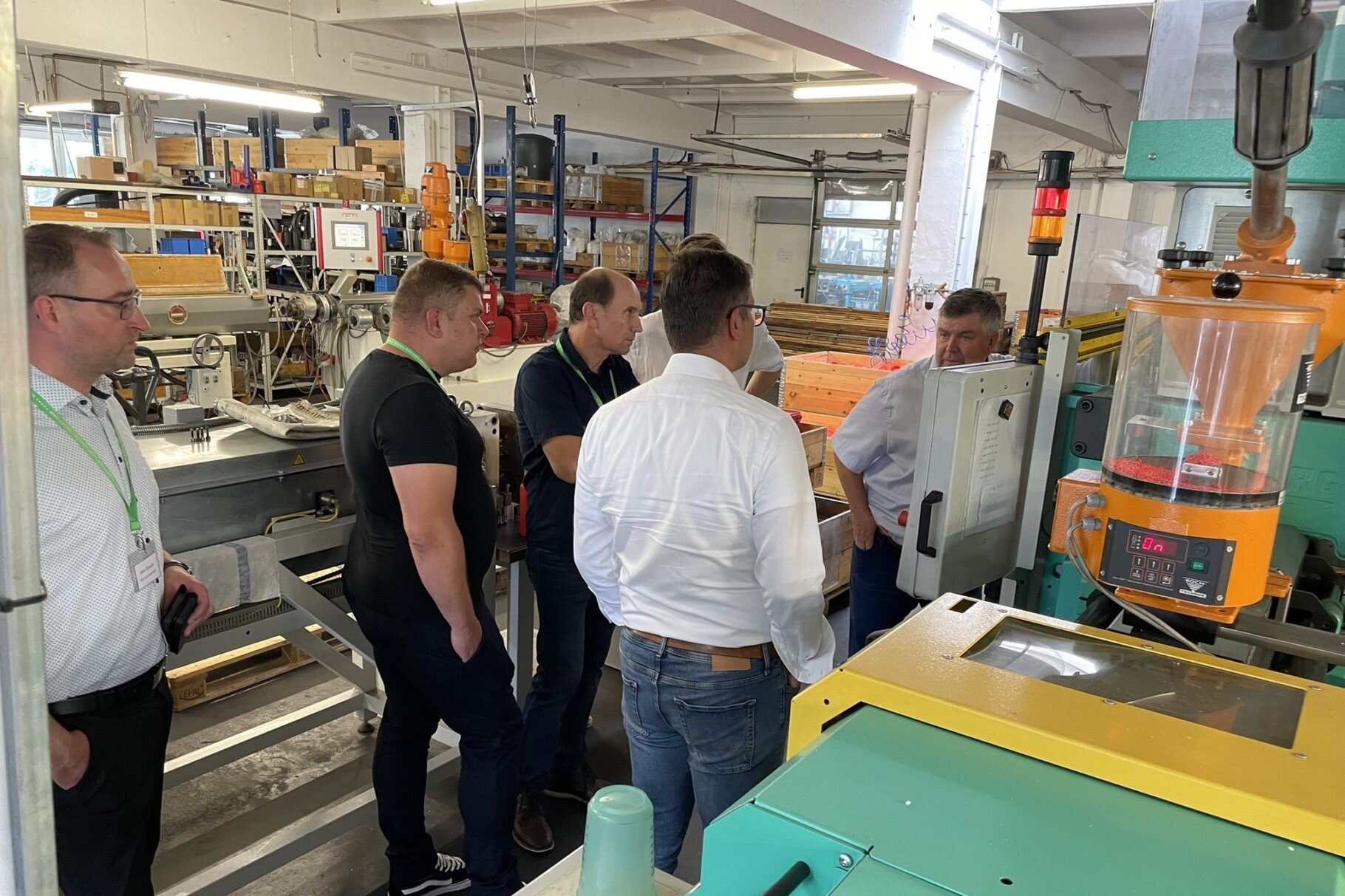 Unternehmer*innen erhalten ein Führung durch die Schönborner Armaturen GmbH