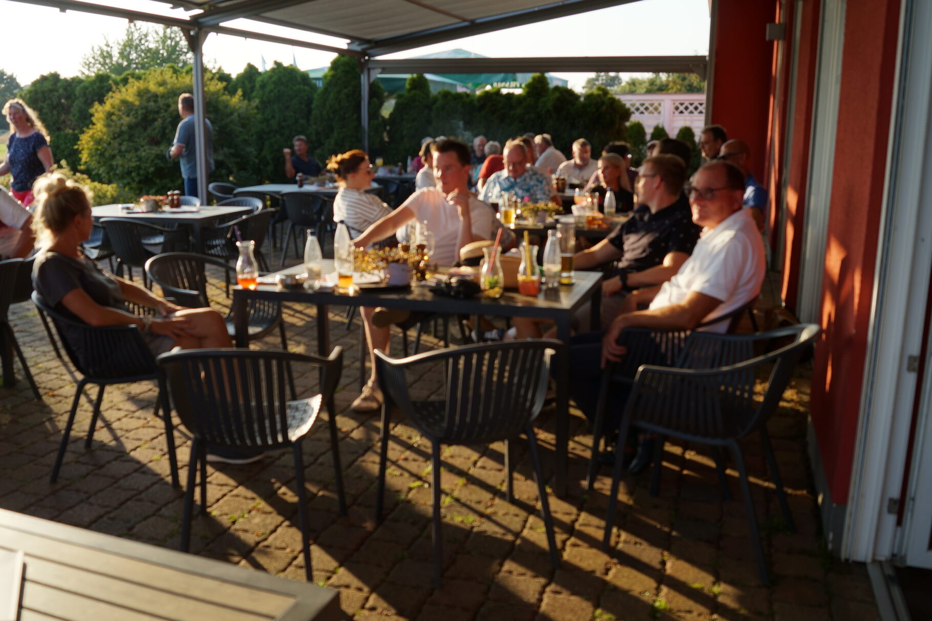 Unternehmer*innen sitzen an Tischen und genießen ihr Abendessen