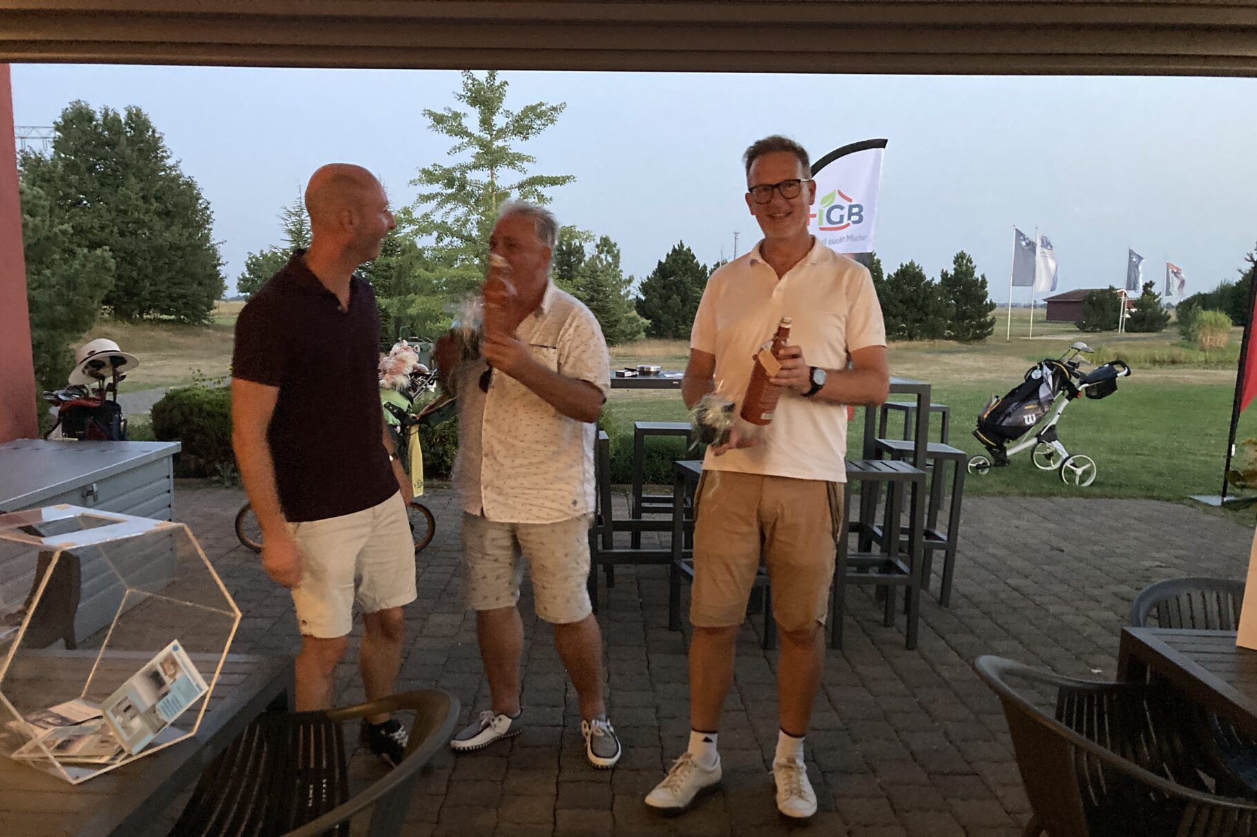 zwei Männer hehren einen glücklichen Gewinner