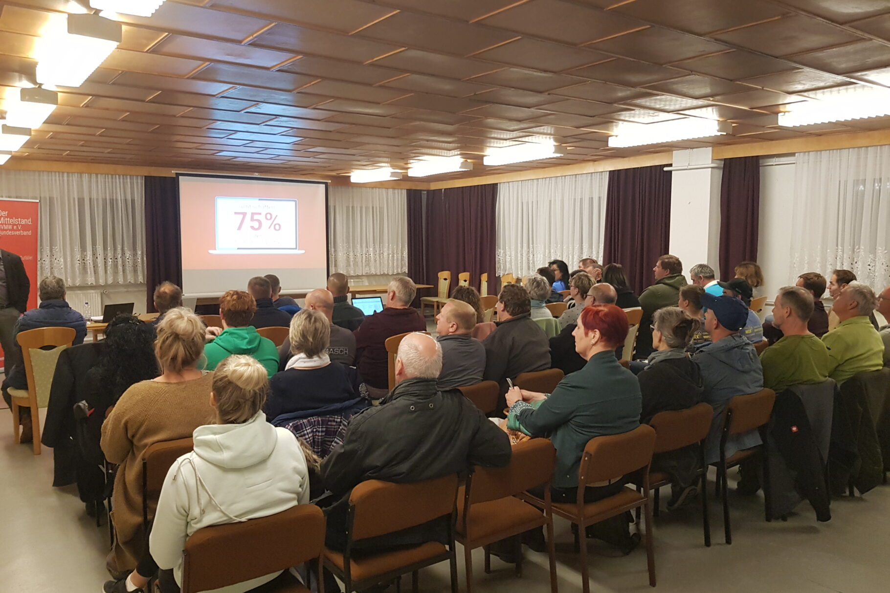 Unternehmer*innen lauschen einem Vortrag