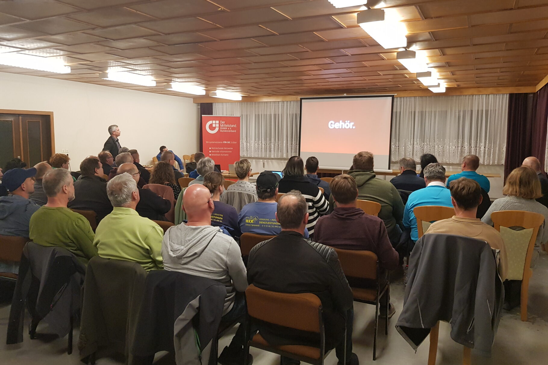 Unternehmer*innen lauschen einem Vortrag