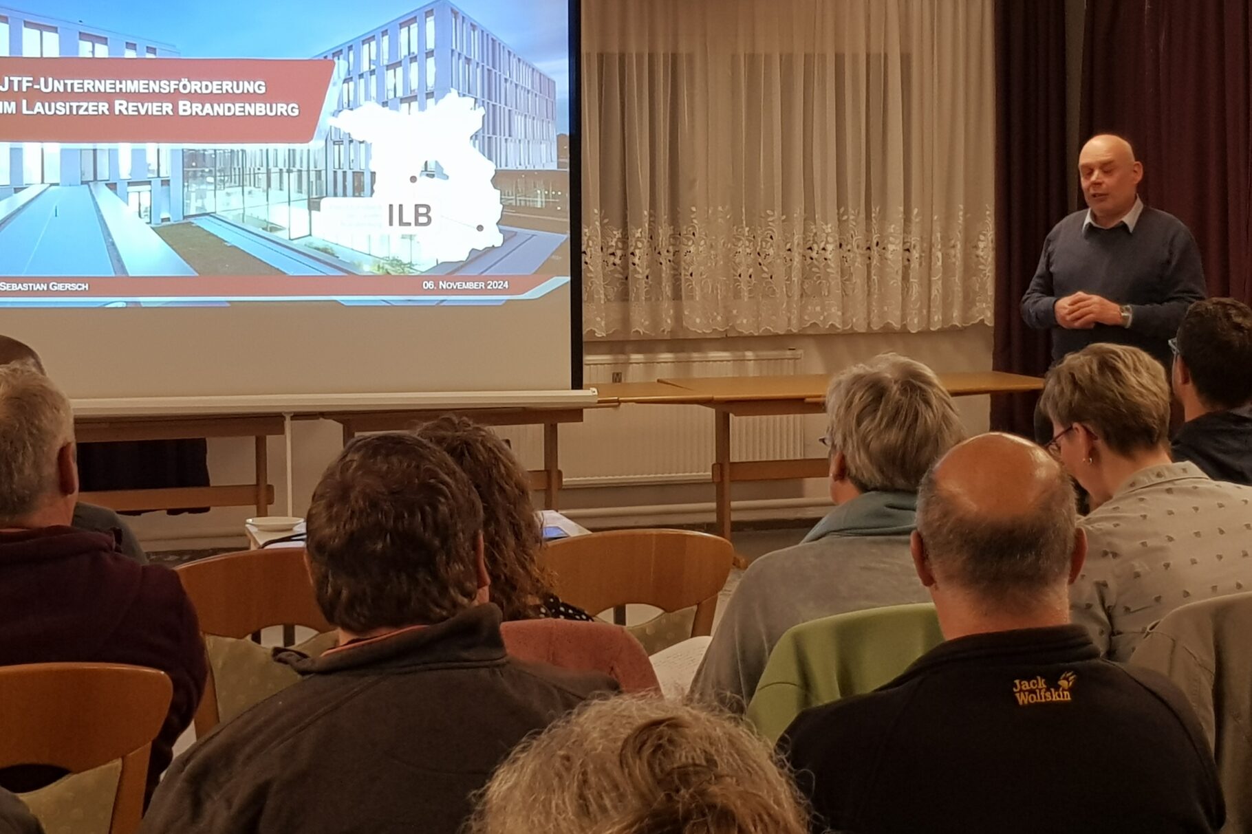 Unternehmer*innen lauschen einem Vortrag