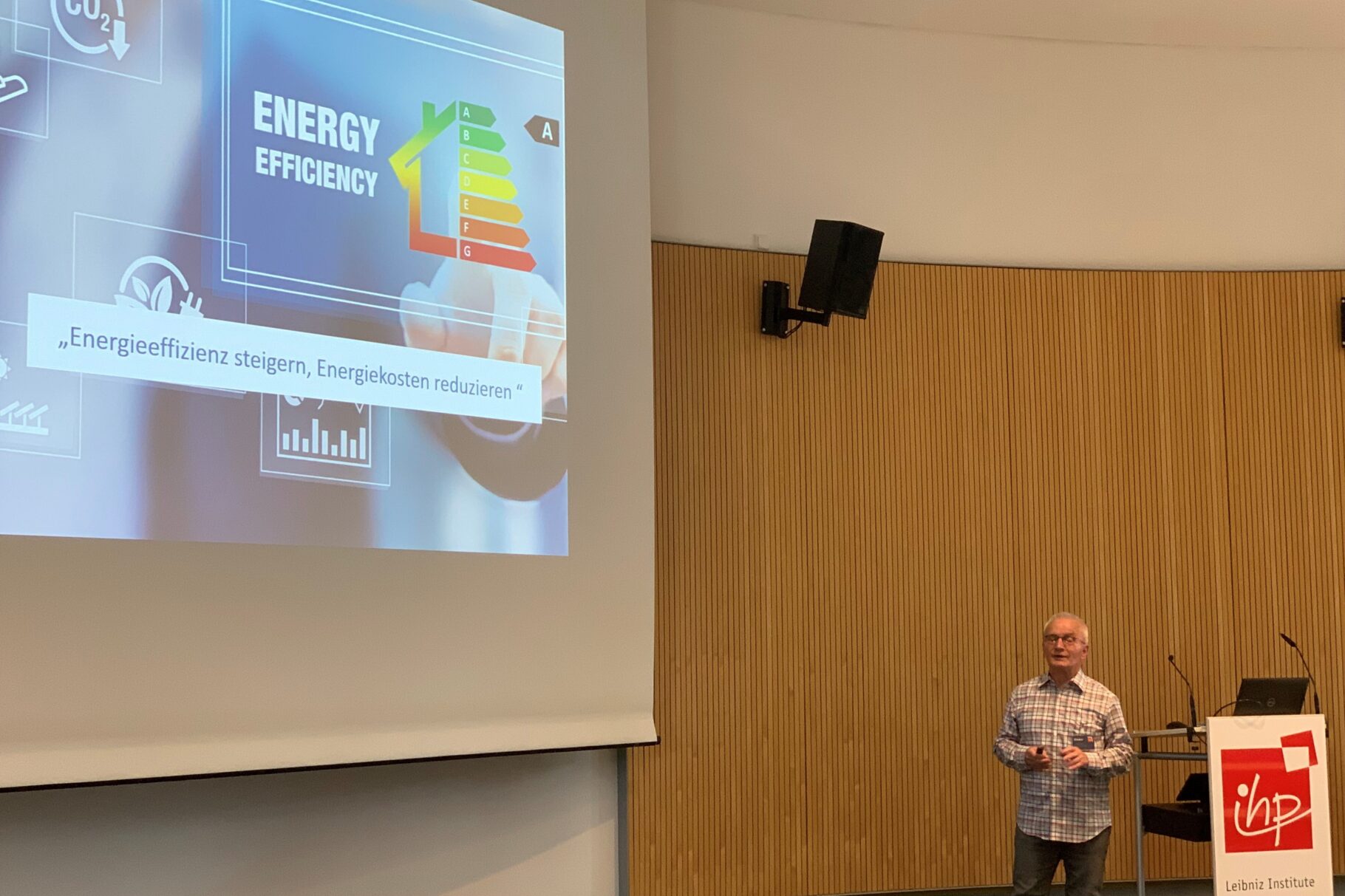ein Mann erklärt an Hand einer Powerpoint Präsentation seinen Vortrag