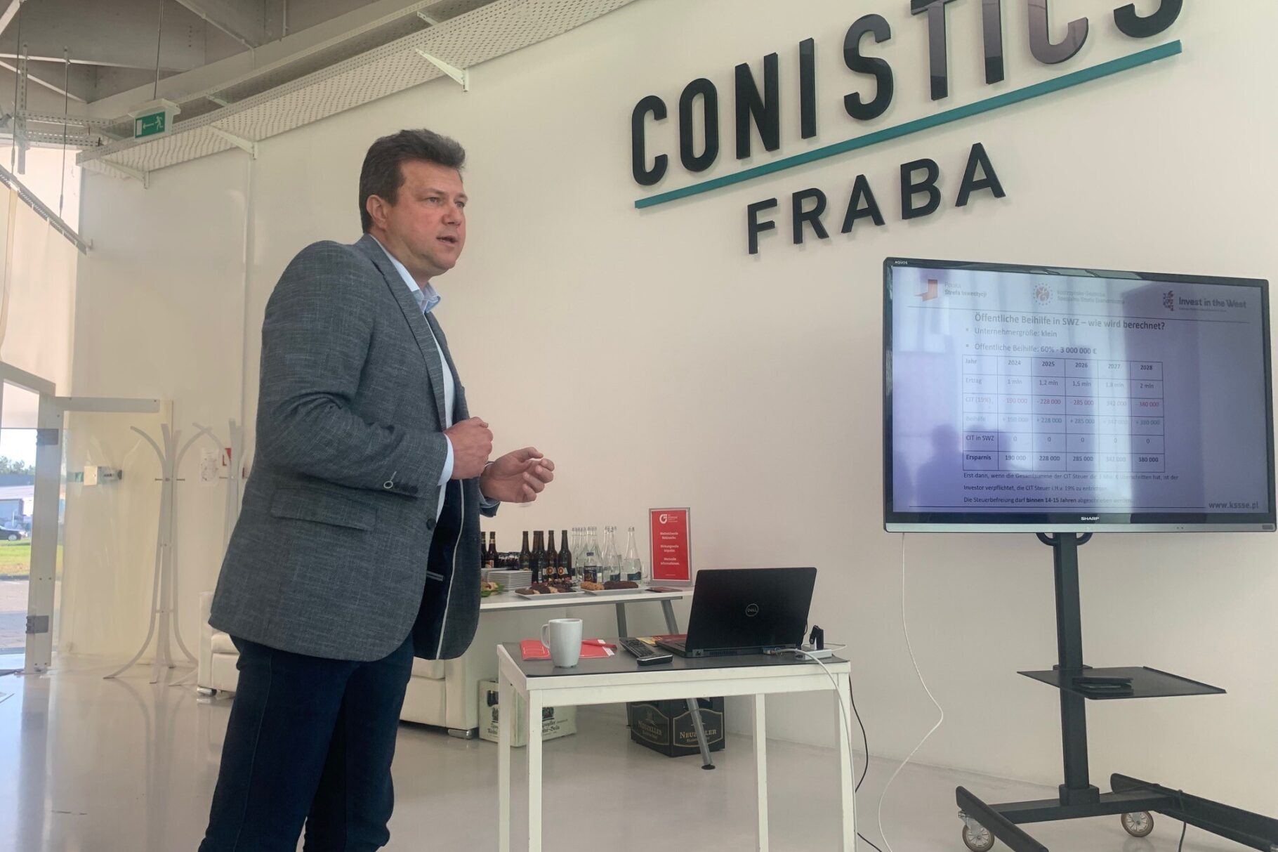 ein Mann hält einen Vortrag