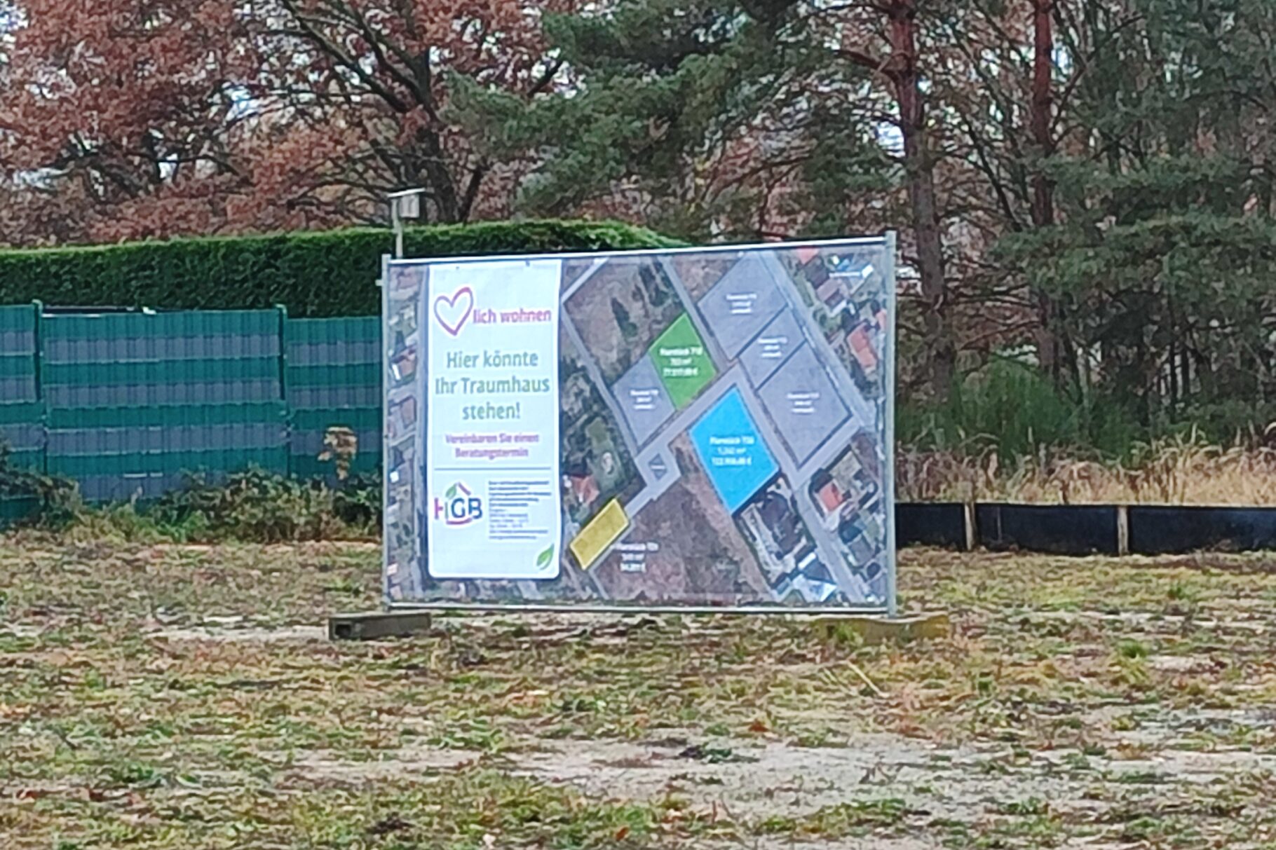 Blick auf ein Plakat mit Baugrundstücken