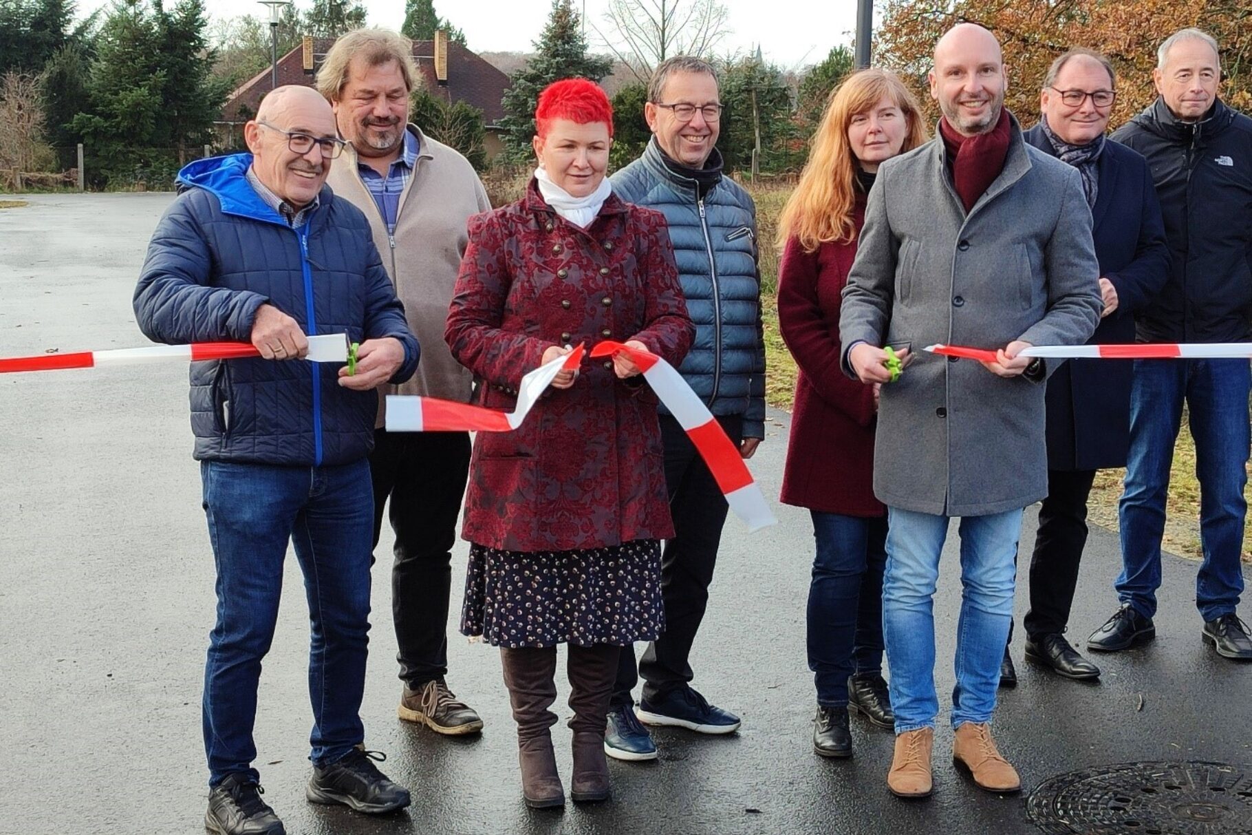 Symbolisches zerschneiden eines Bandes zur Eröffnung des Wohngebietes