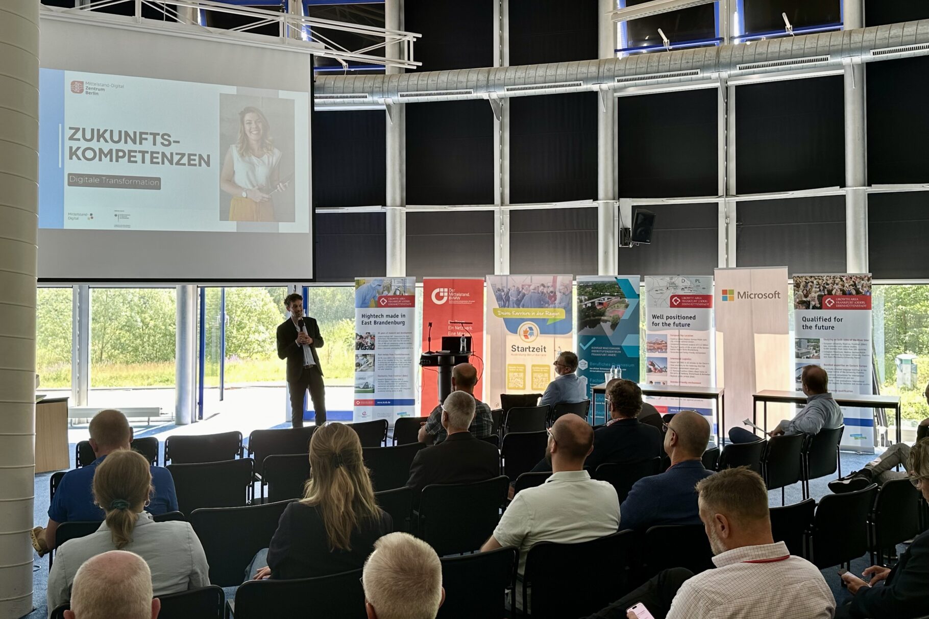 ein Mann hält einen Vortrag