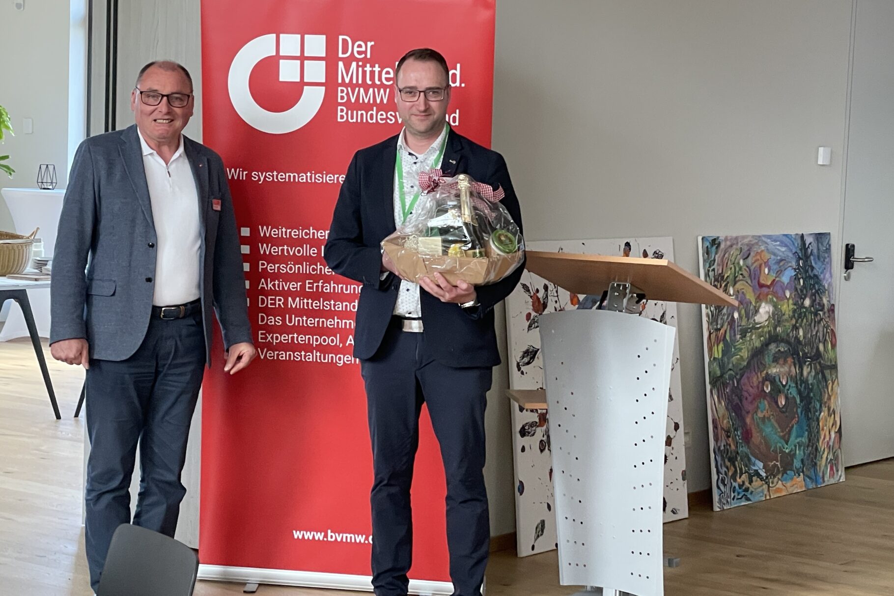 ein Mann gratuliert einem Unternehmer zur Preisverleihung Zukunftspreis Mittelstand Brandenburg