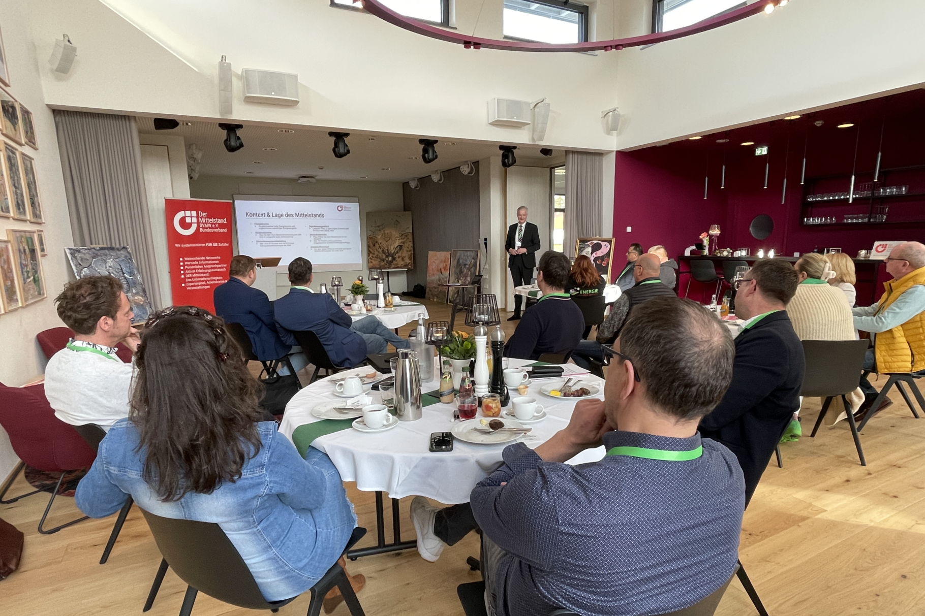 Unternehmer*innen lauschen einem Vortrag