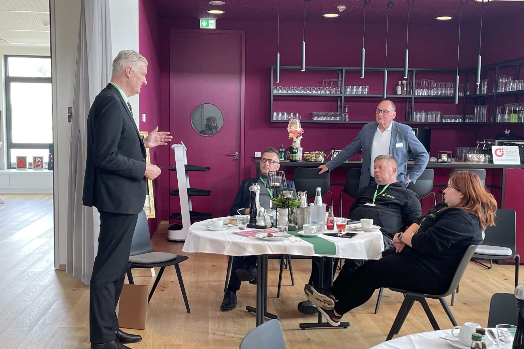 ein Mann hält einen Vortrag vor Unternehmner*innen