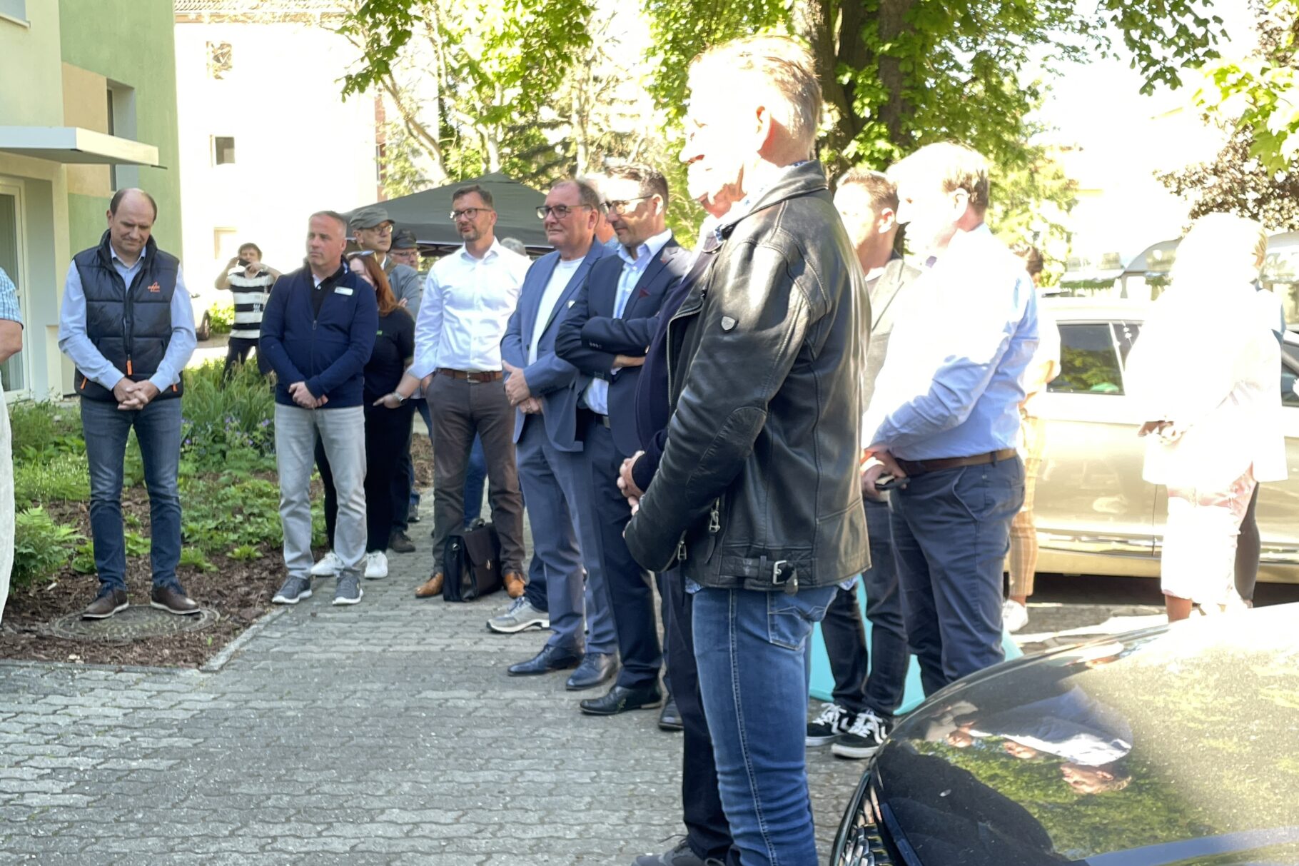 Menschen lauschen einem Vortrag