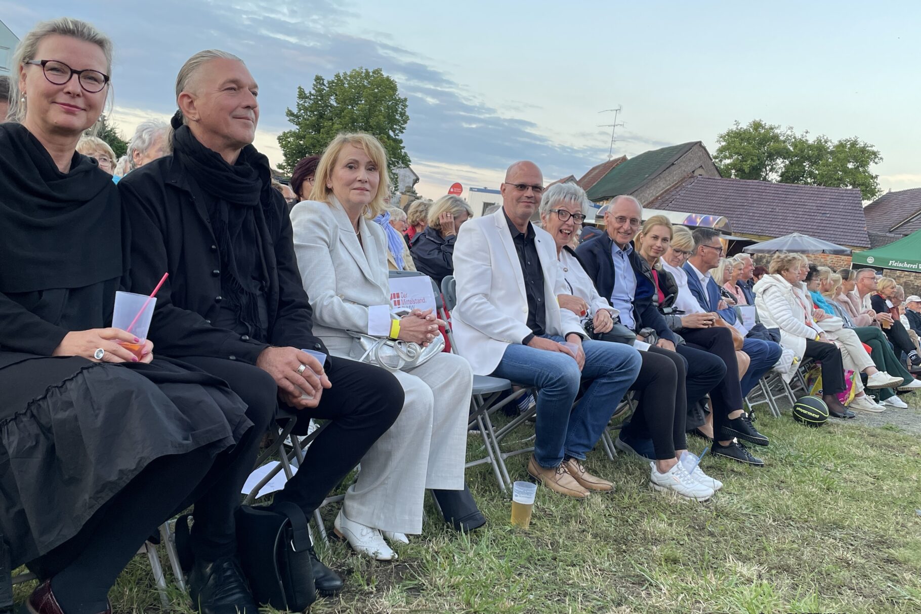 Unternehmer*innen sitzen beim Konzert der Brandenburgischen Sommerkonzerte in einer Reihe