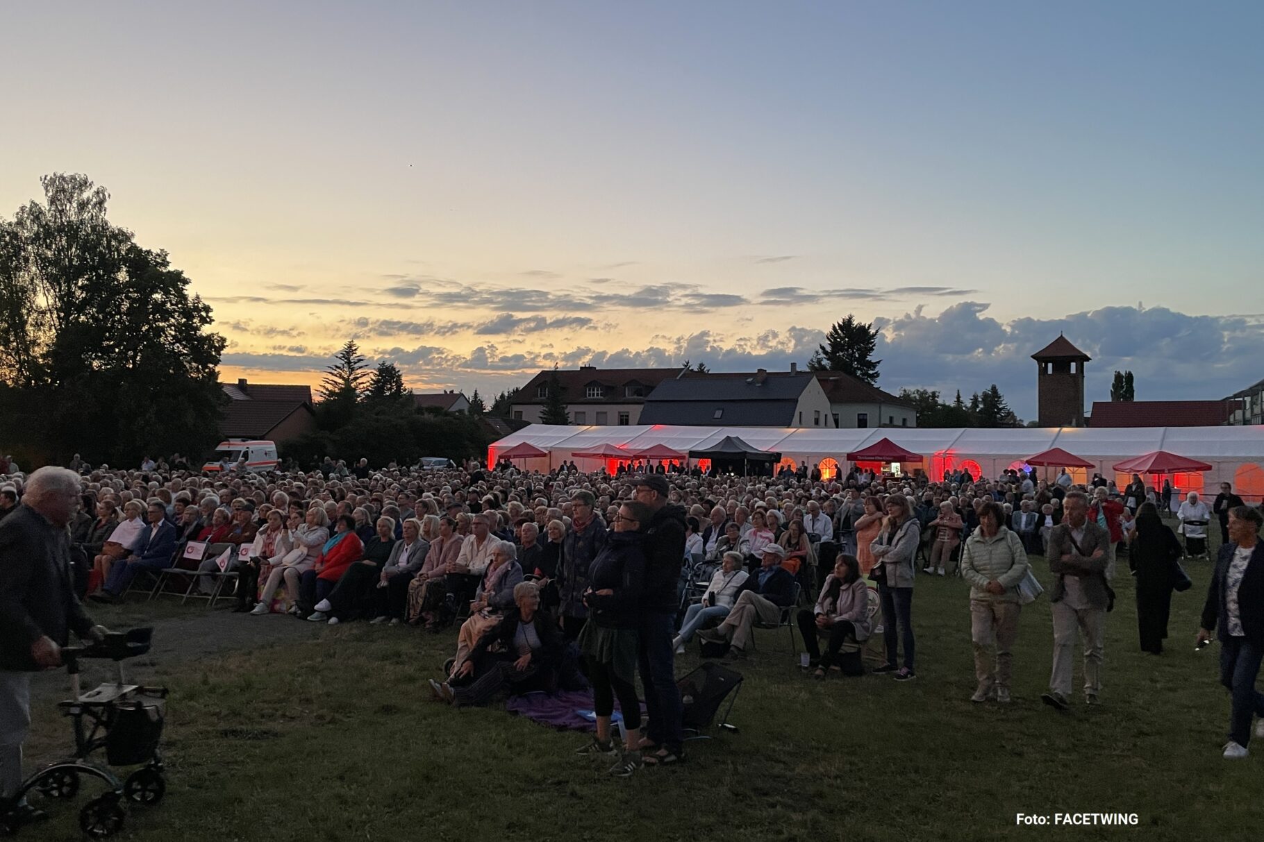 Zuschauer lauschen dem Konzert von Rolando Villazón