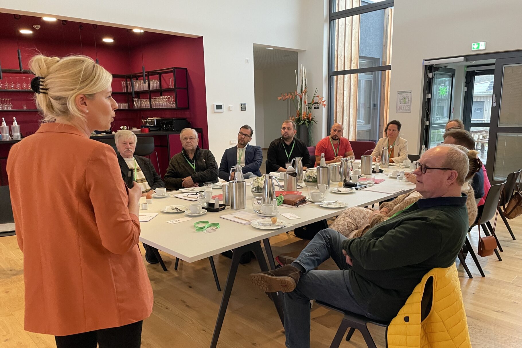 ein Frau hält vor Unternehmer*innen einen Vortrag