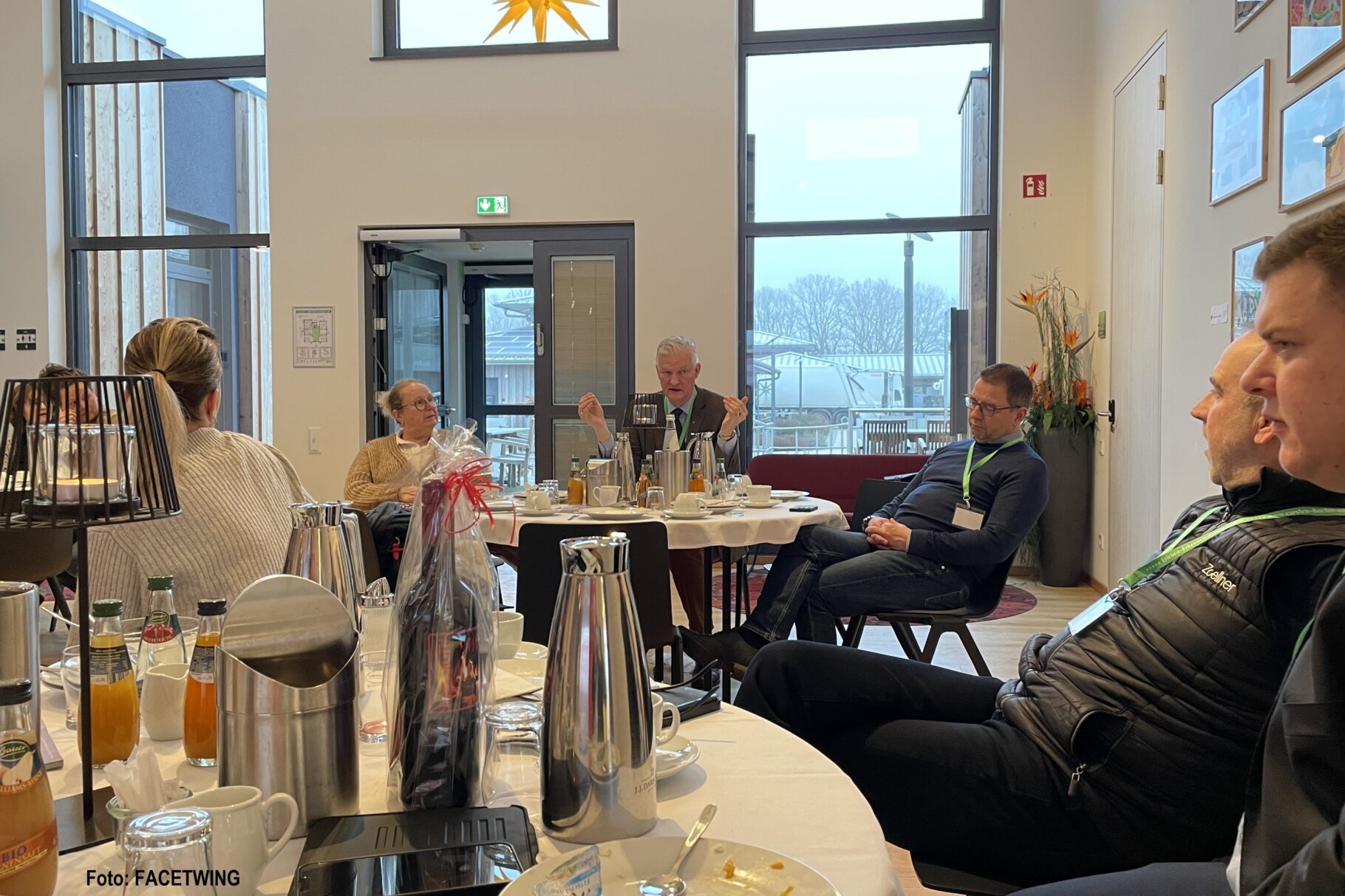 Unternehmer*innen nehmen an einem Business Frühstück teil