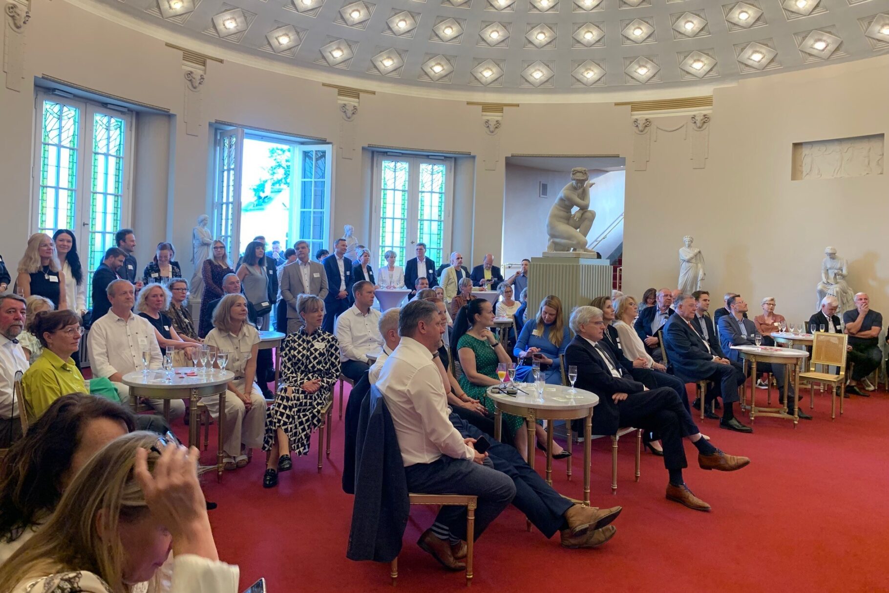 Unternehmer*innen lauschen einem Vortrag im Kuppelsaal des Staatstheater Cottbus