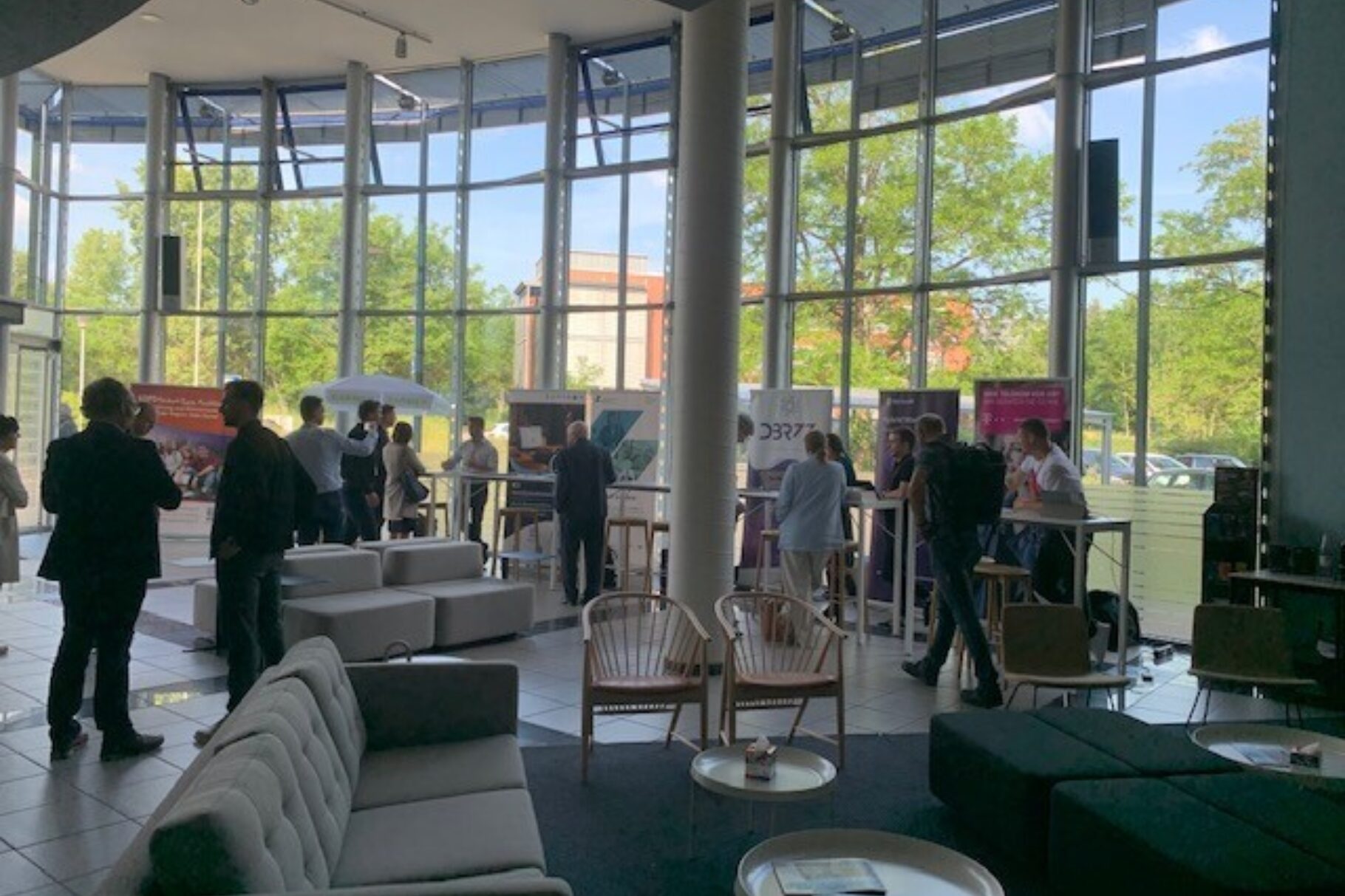 Menschen unterhalten sich in einen Foyer