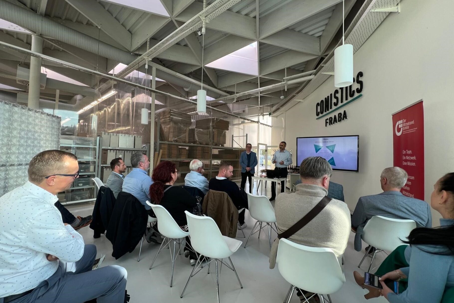 Unternehmer*innen lauschen einem Vortrag